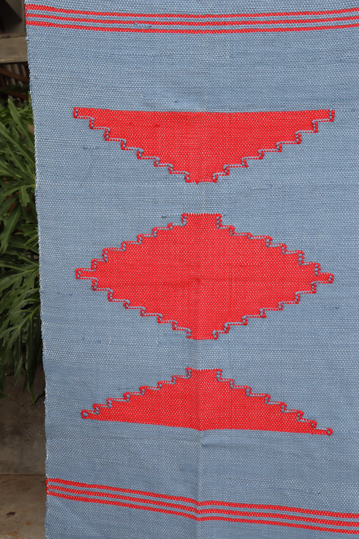 Tapete Médio Malha Cinza com Bico Vermelho