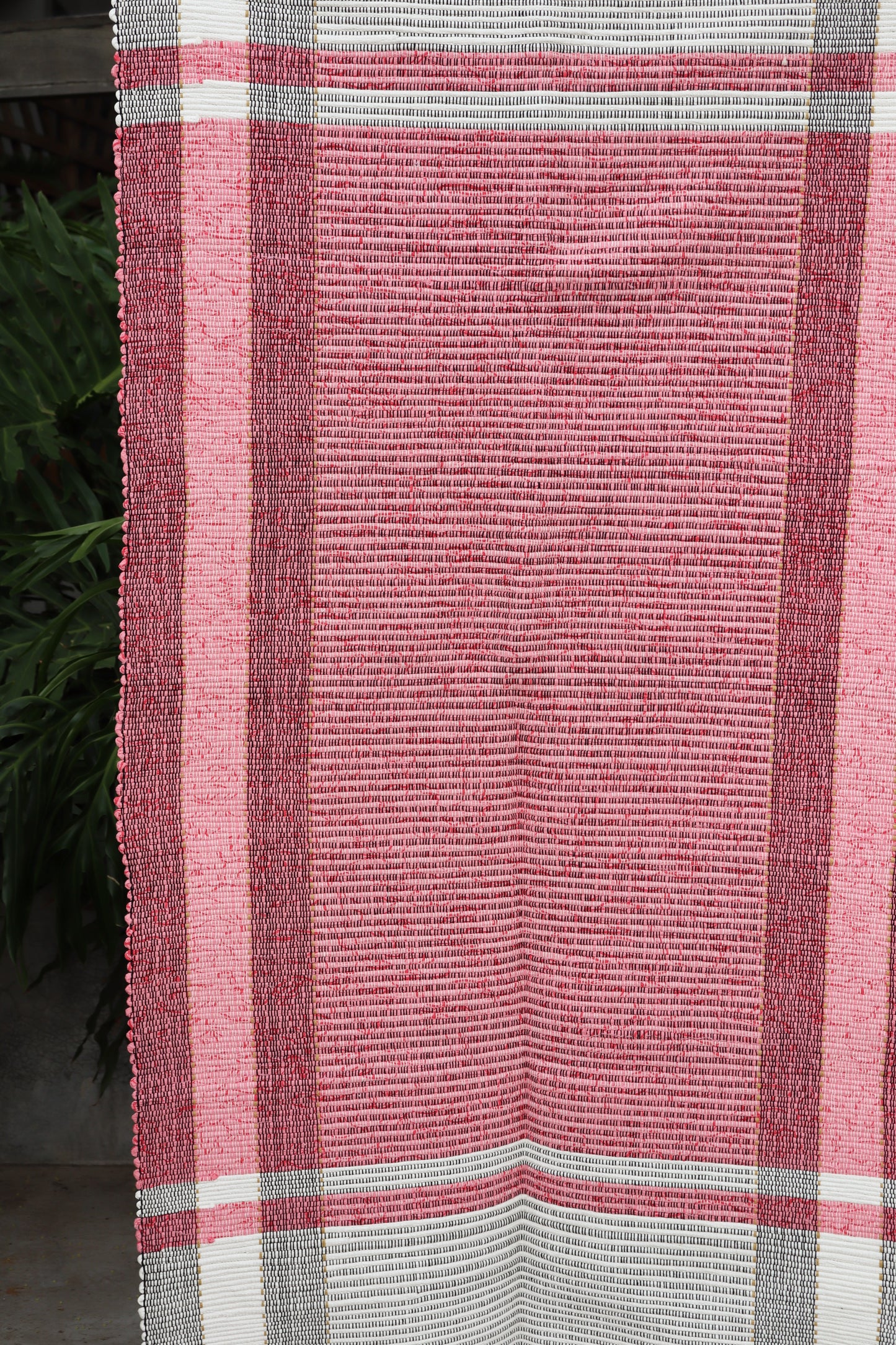 Tapete Médio em Malha Moldura Rosa