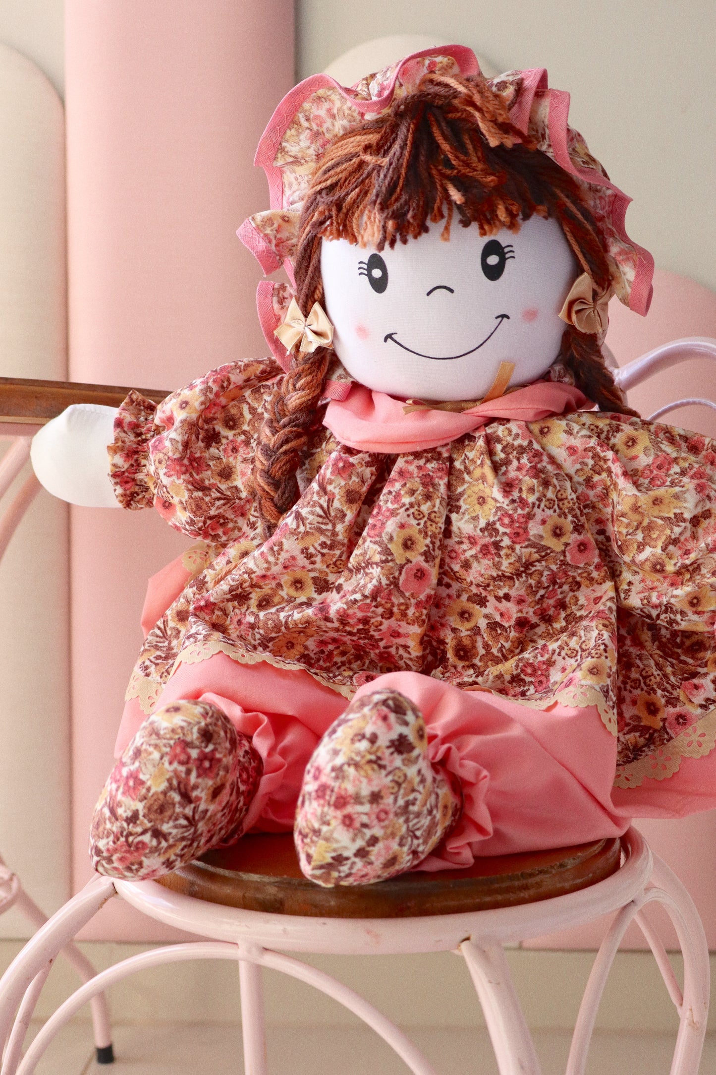 Boneca de Pano Florzinhas Rosa e Marrom G