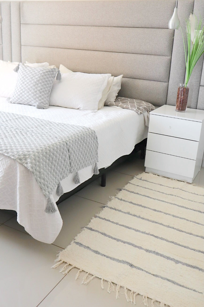 Kit Decoração Cinza (Capa de Almofada Safira + Peseira Safira + Tapete Médio Listra Fina)