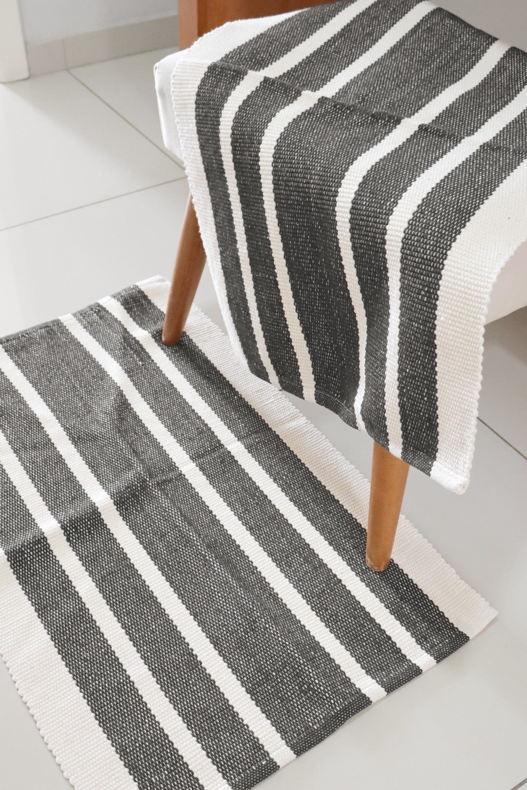 Tapete em Linha Cru e Preto 48x78cm