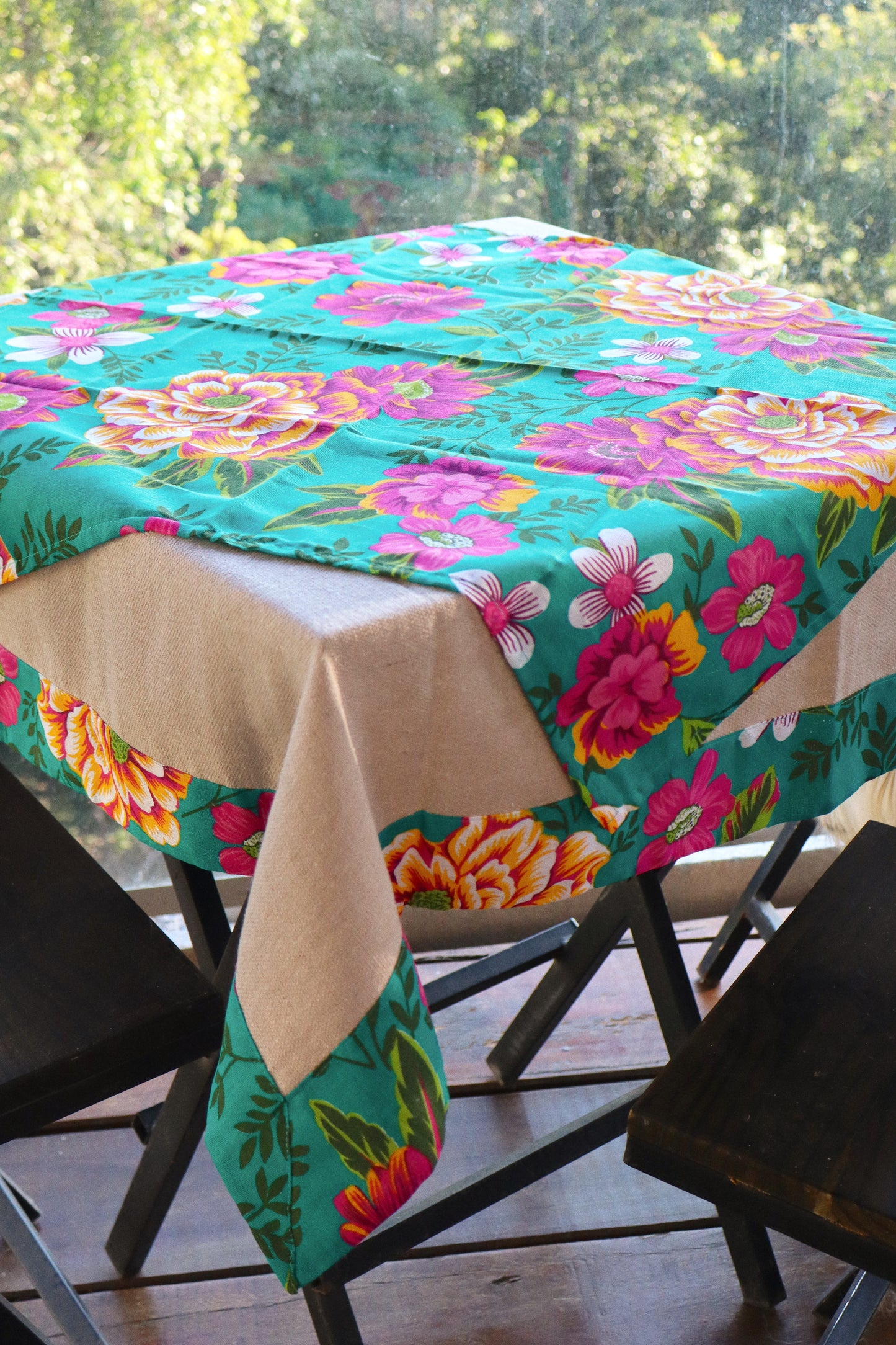 Toalha de Mesa com Barra de Chita Tifanny e Café com Leite com Composê 1,5mx1,5m