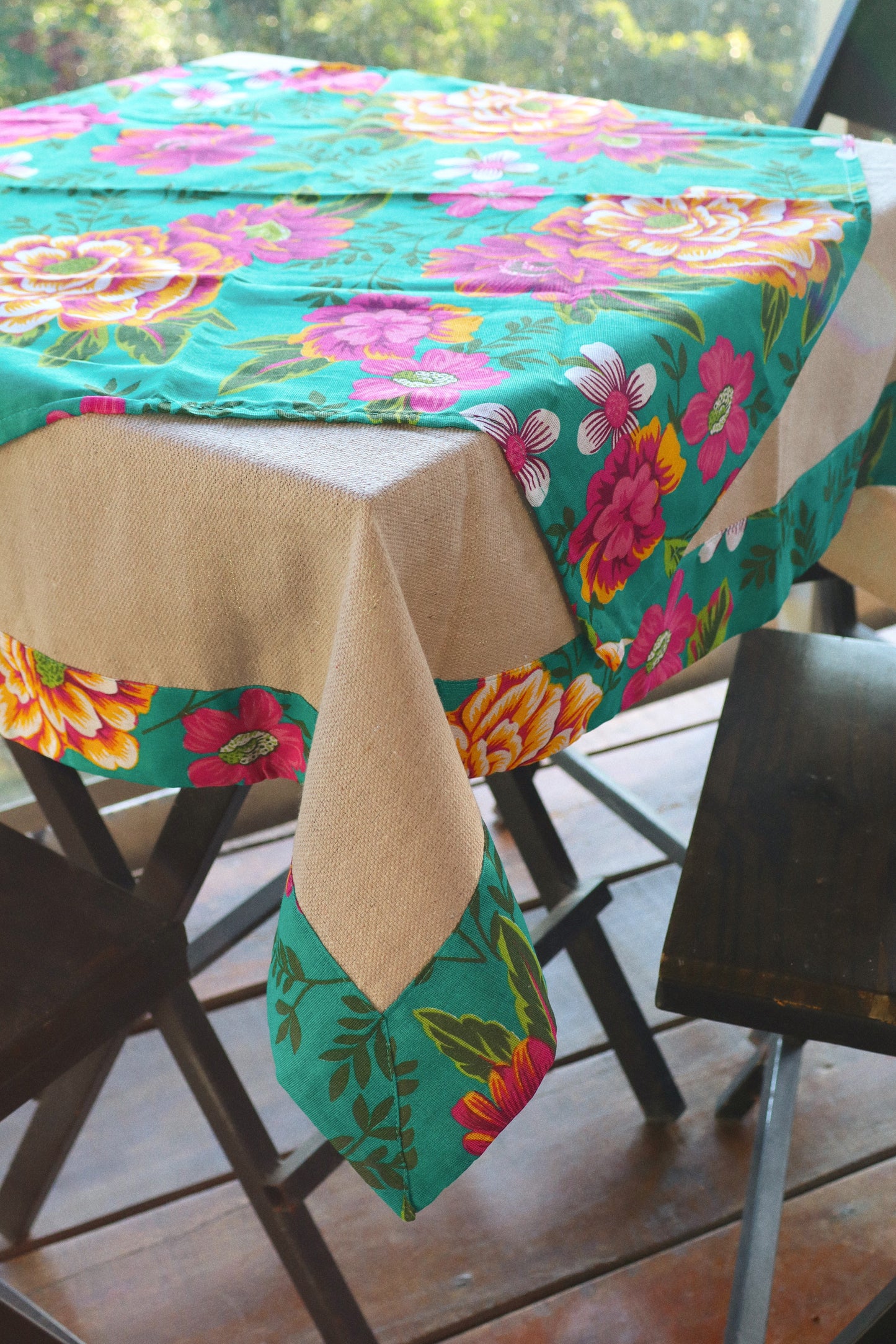 Toalha de Mesa com Barra de Chita Tifanny e Café com Leite com Composê 1,10x1,10m