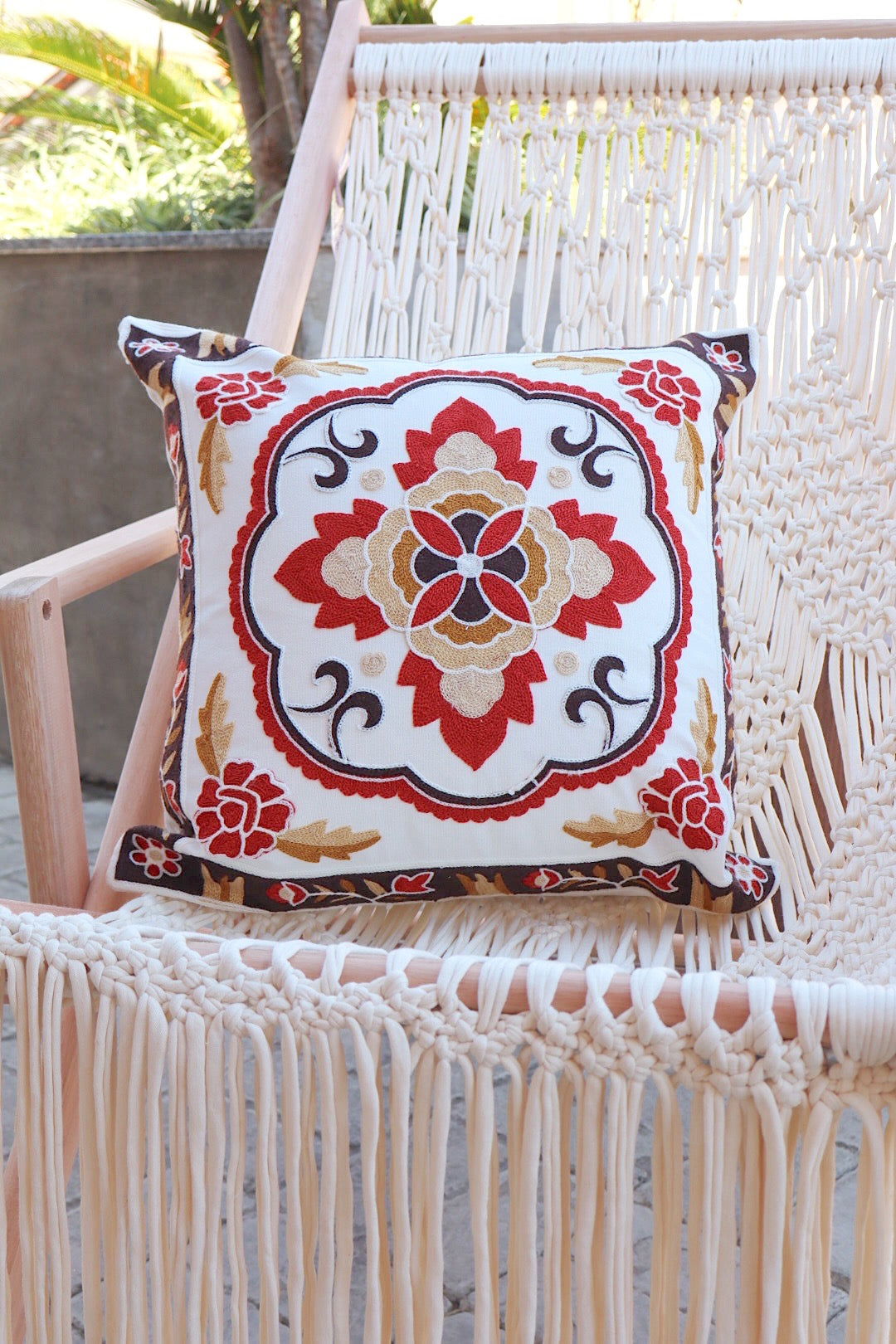 Capa de Almofada Bordada em Linho 45x45 Vermelha e Bege
