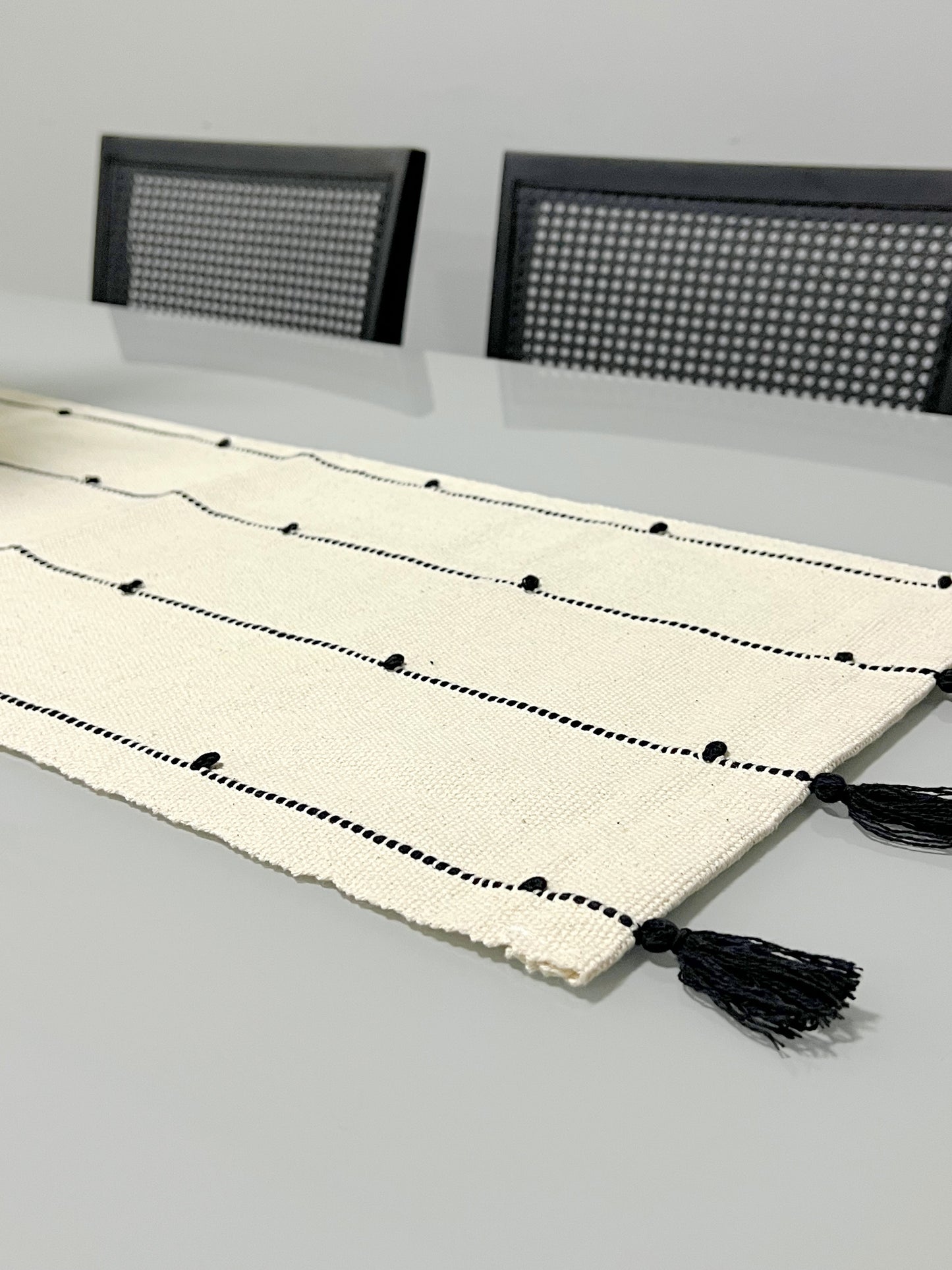 Caminho de Mesa Algodão com Pompom Preto