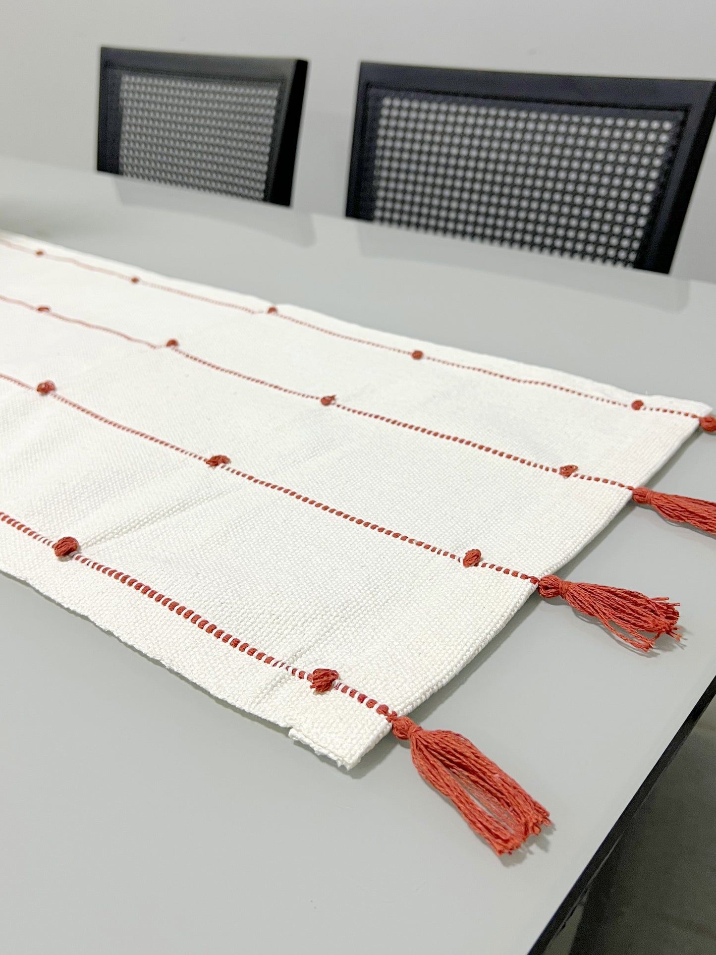 Caminho de Mesa Algodão com Pompom Terracota