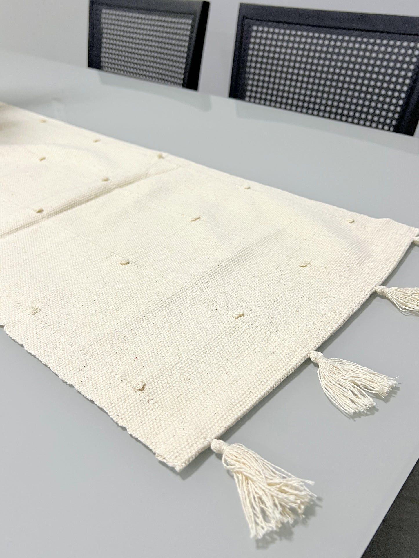 Caminho de Mesa Algodão com Pompom Cru