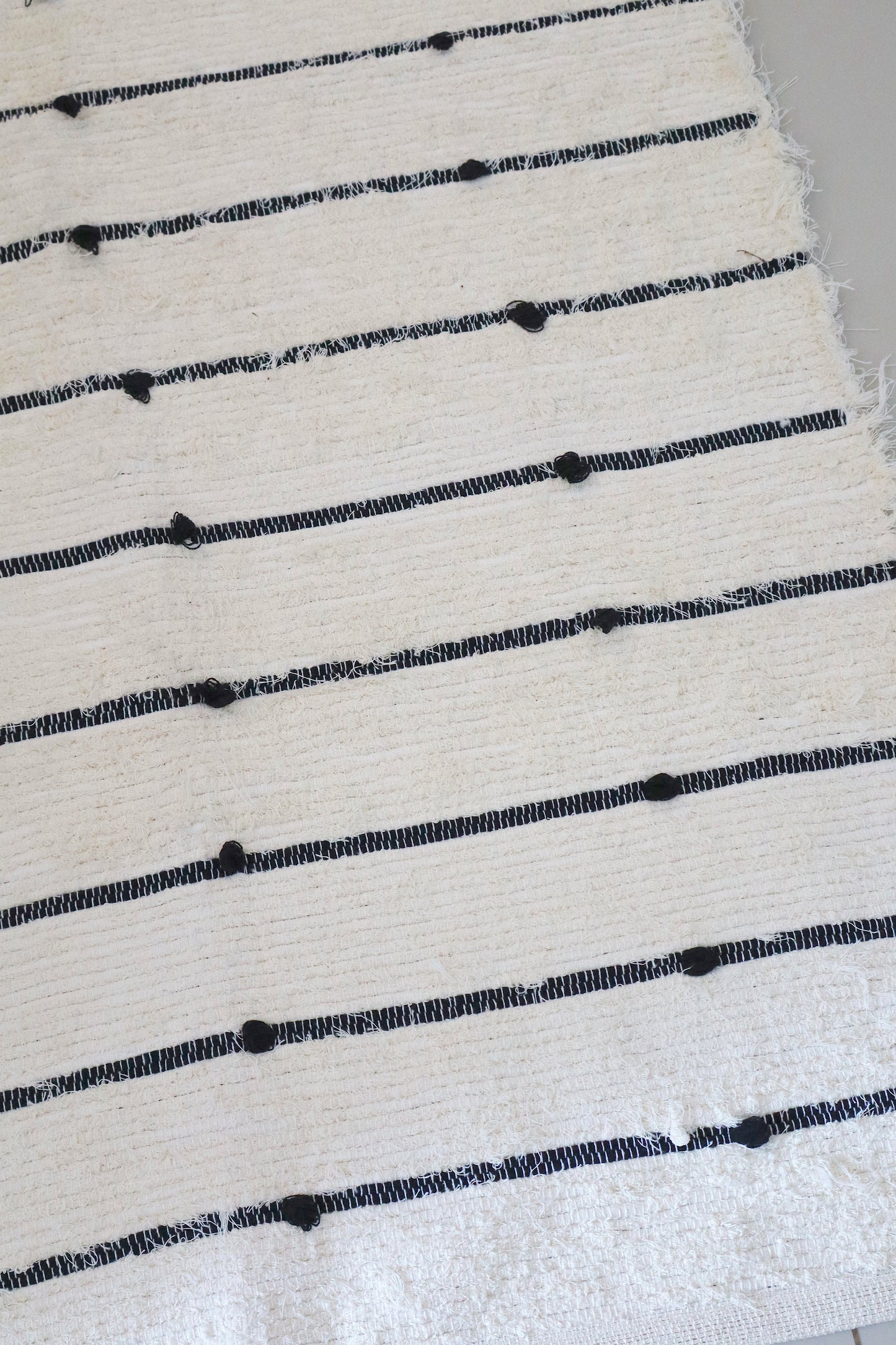 Tapete Médio Algodão Puxadinho Pompom Preto 0,80x1,50m