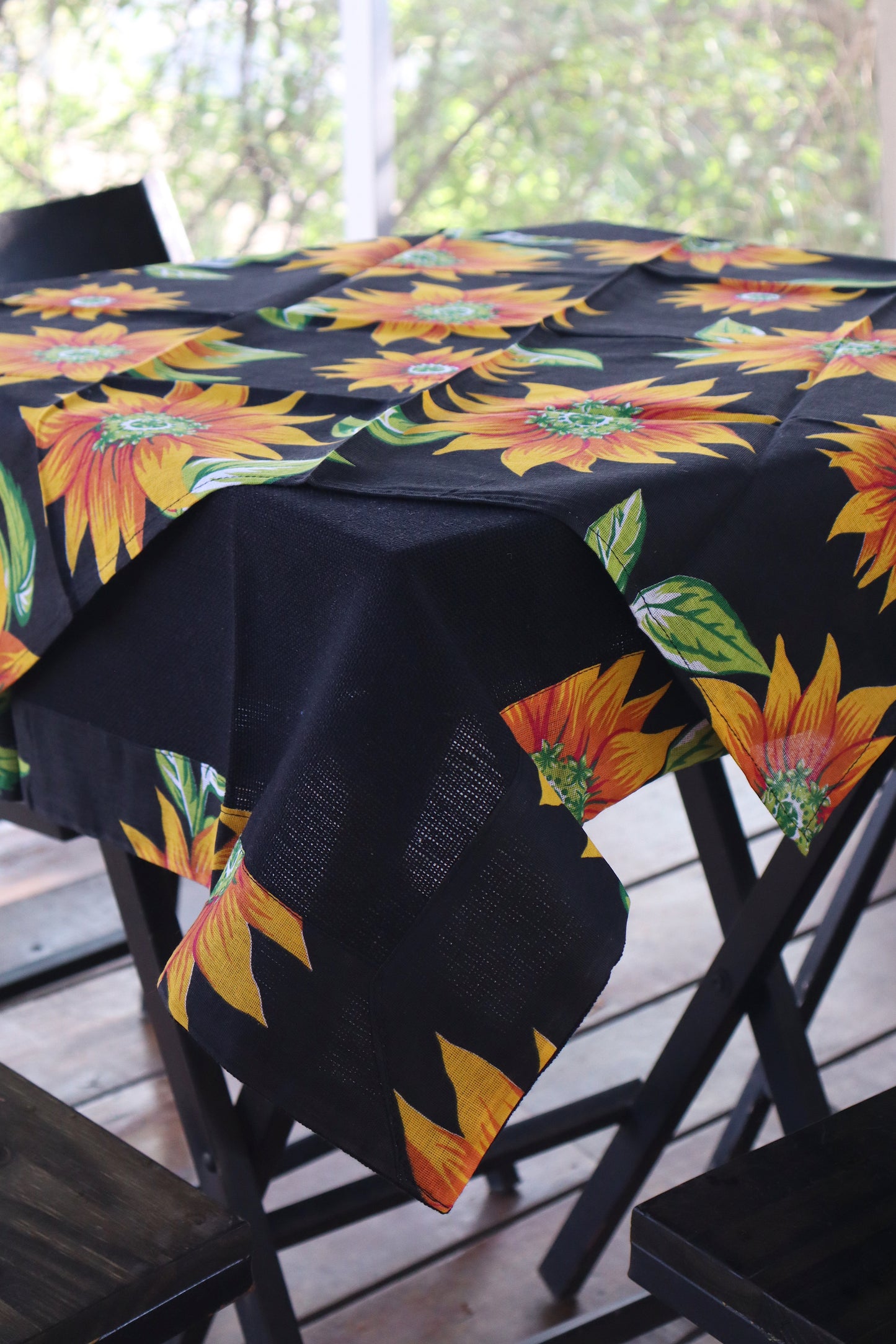 Toalha de Mesa com Barra de Chita Preta com Composê 1,5mx1,5m