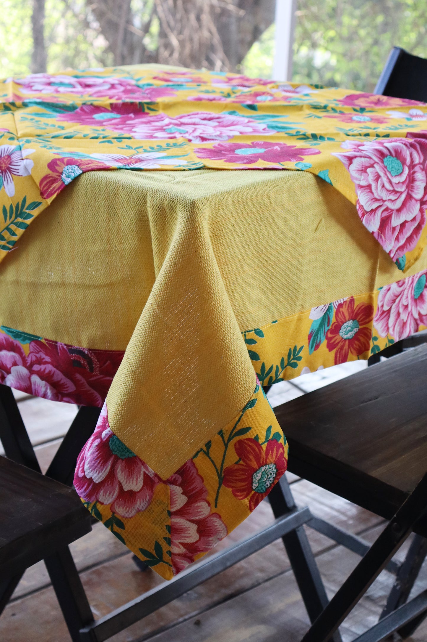 Toalha de Mesa com Barra de Chita Amarela com Composê 1,5mx1,5m