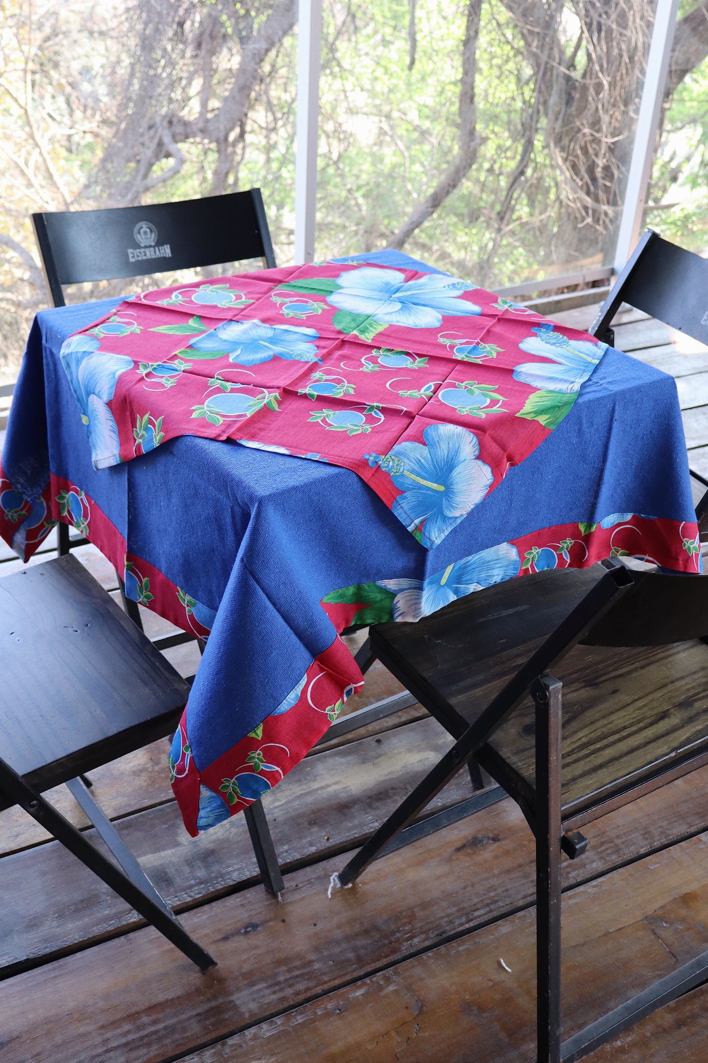 Toalha de Mesa com Barra de Chita Azul/ Vermelho com Composê 1,5mx1,5m