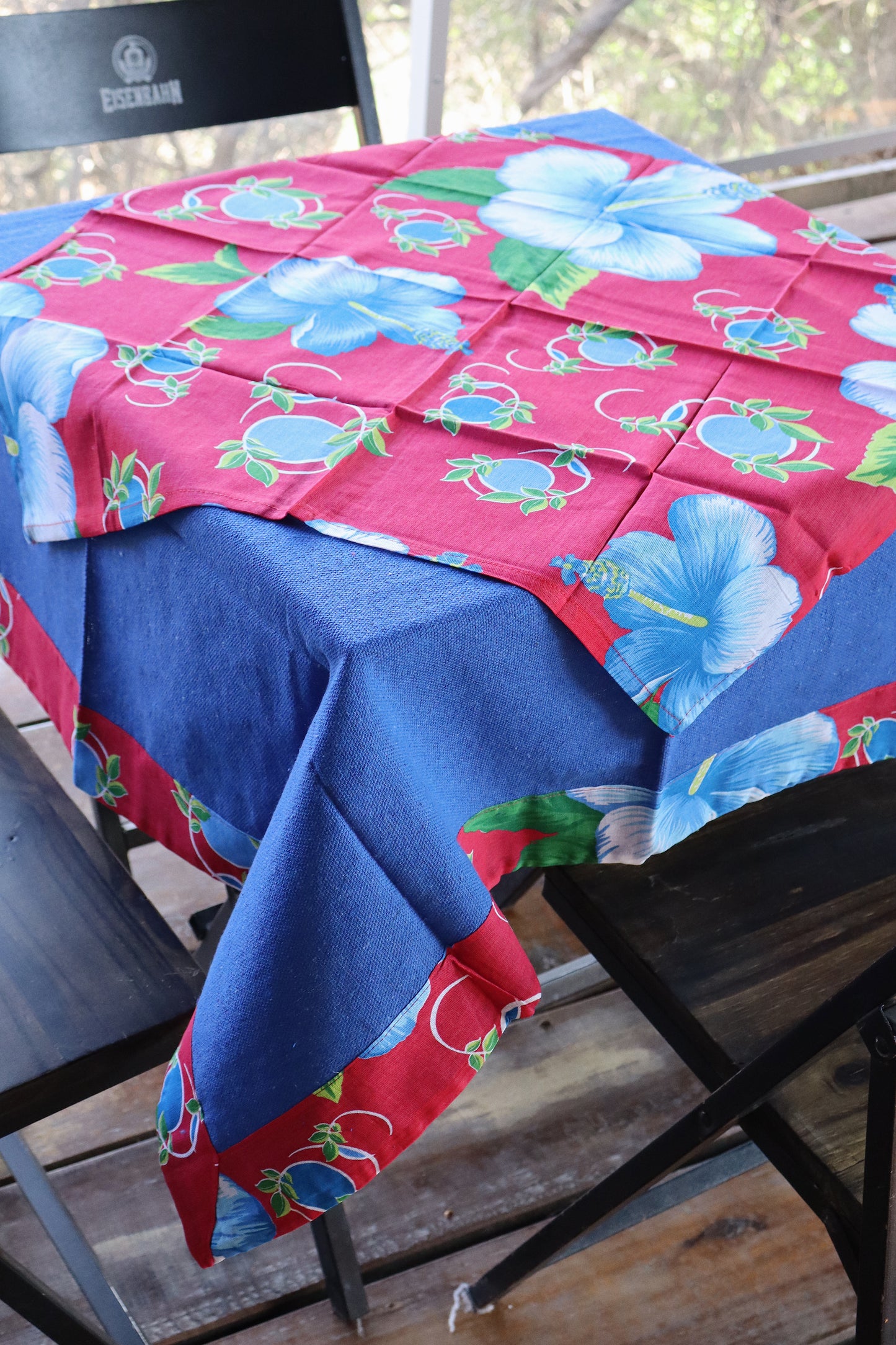 Toalha de Mesa com Barra de Chita Azul/ Vermelho com Composê 1,5mx1,5m