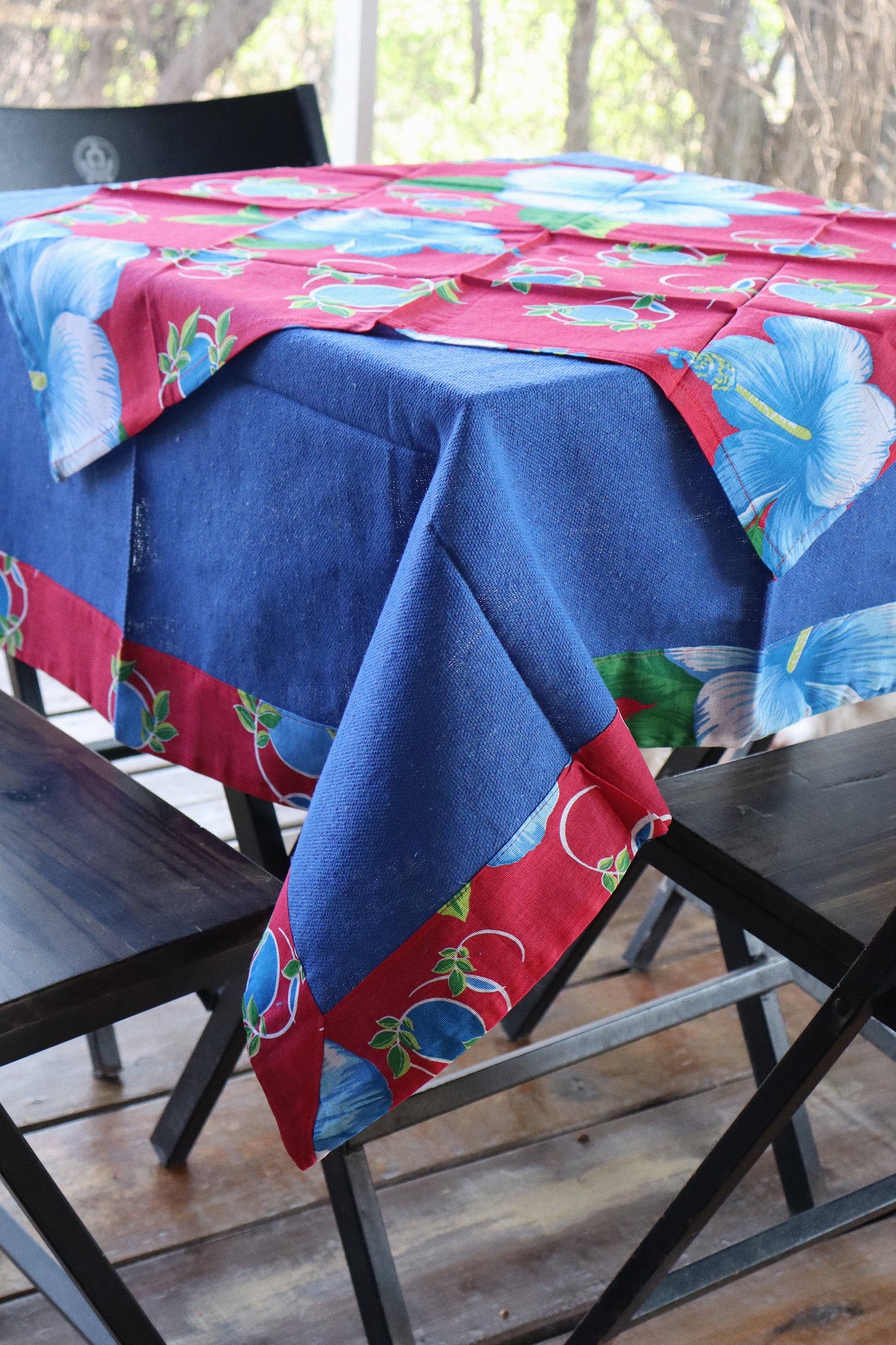 Toalha de Mesa com Barra de Chita Azul/ Vermelho com Composê 1,5mx1,5m