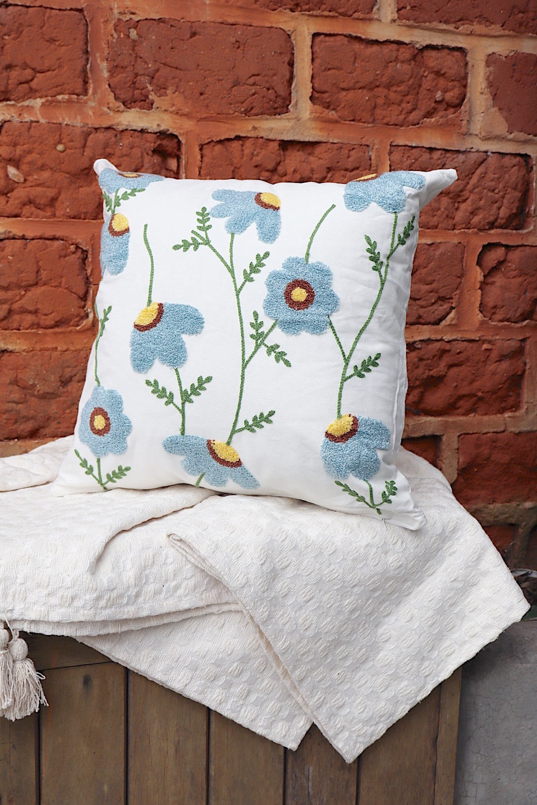 Capa de Almofada Bordada em Linho 45x45 Flores Azuis