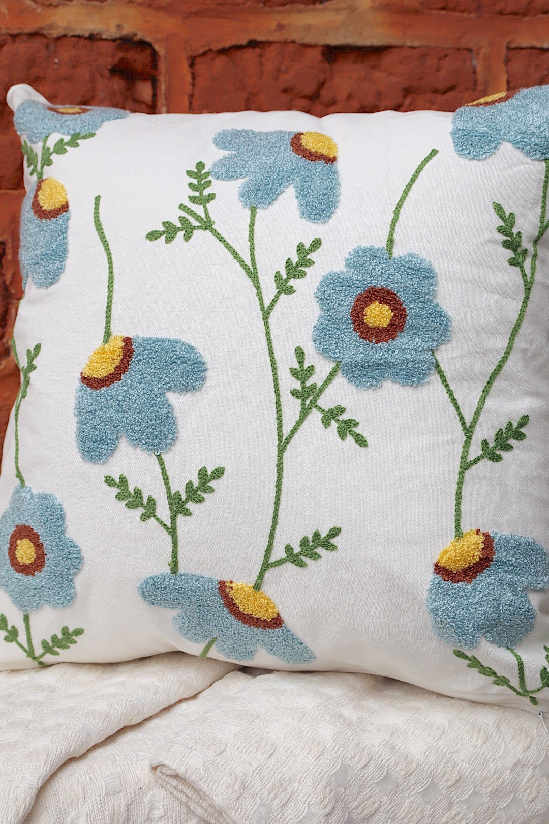 Capa de Almofada Bordada em Linho 45x45 Flores Azuis