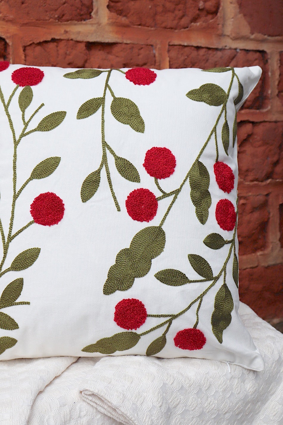 Capa de Almofada Bordada em Linho 45x45 Flores Verde e Vermelho