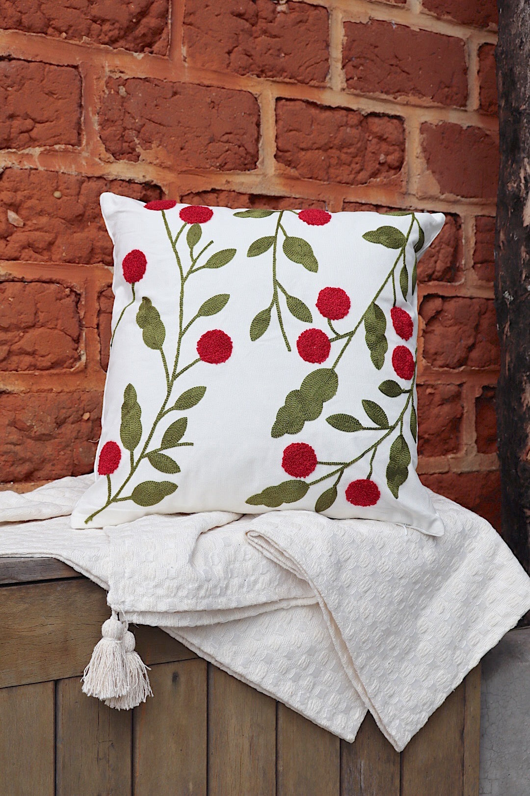 Capa de Almofada Bordada em Linho 45x45 Flores Verde e Vermelho