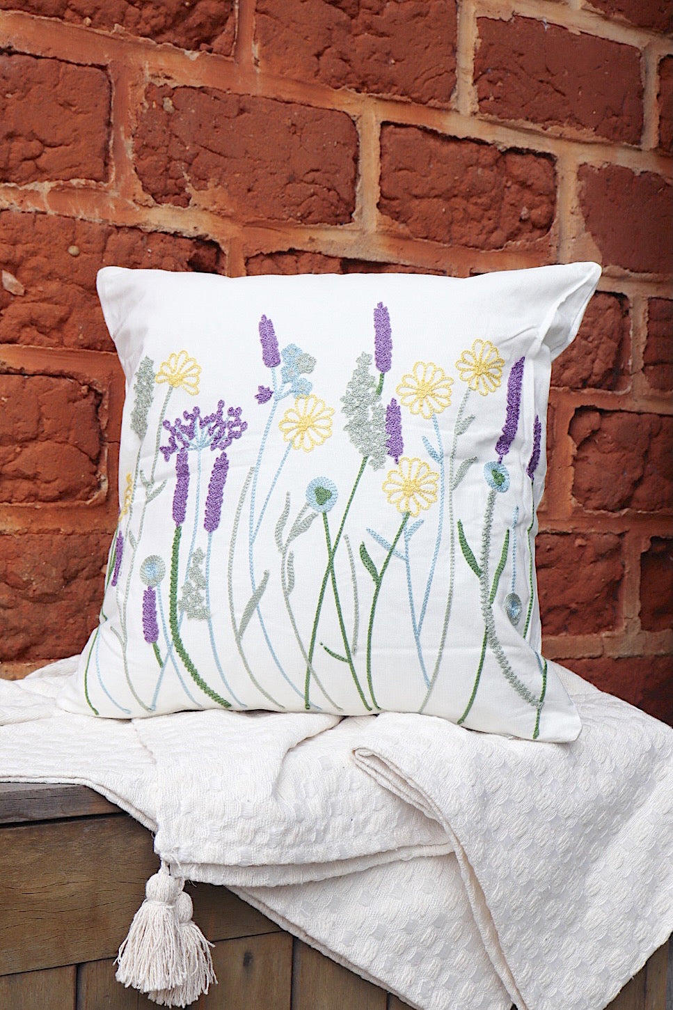 Capa de Almofada Bordada em Linho 45x45 Flores Lavanda e Amarelo