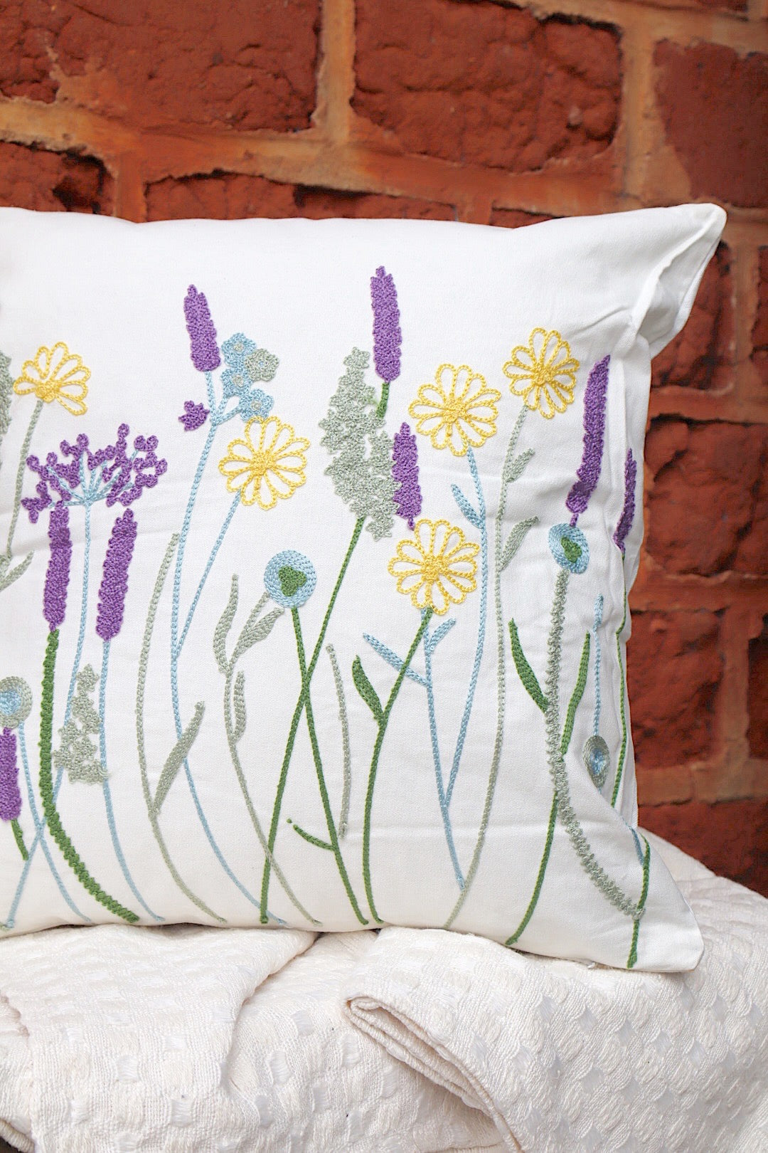 Capa de Almofada Bordada em Linho 45x45 Flores Lavanda e Amarelo