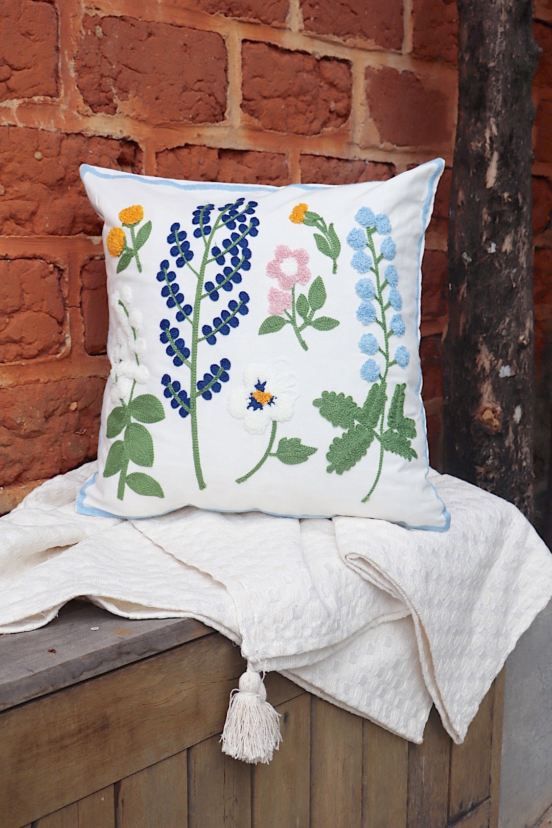 Capa de Almofada Bordada em Linho 45x45 Flores Branca, Azul e Rosa