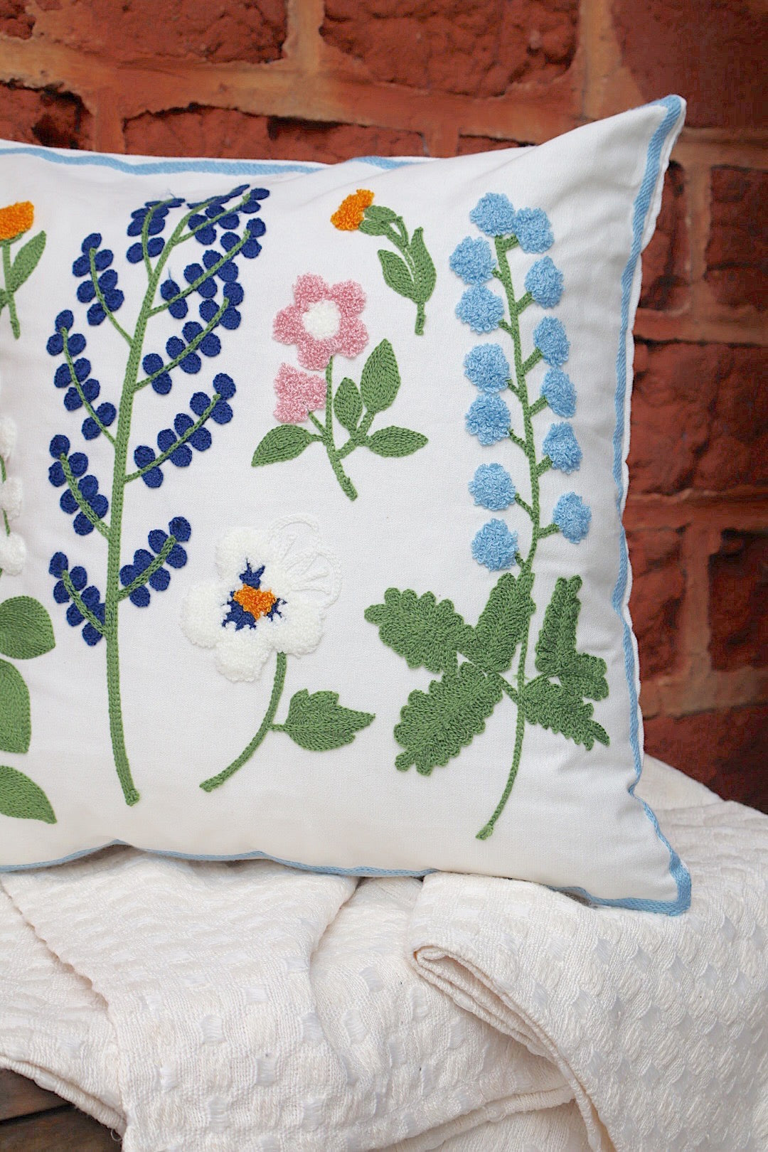 Capa de Almofada Bordada em Linho 45x45 Flores Branca, Azul e Rosa