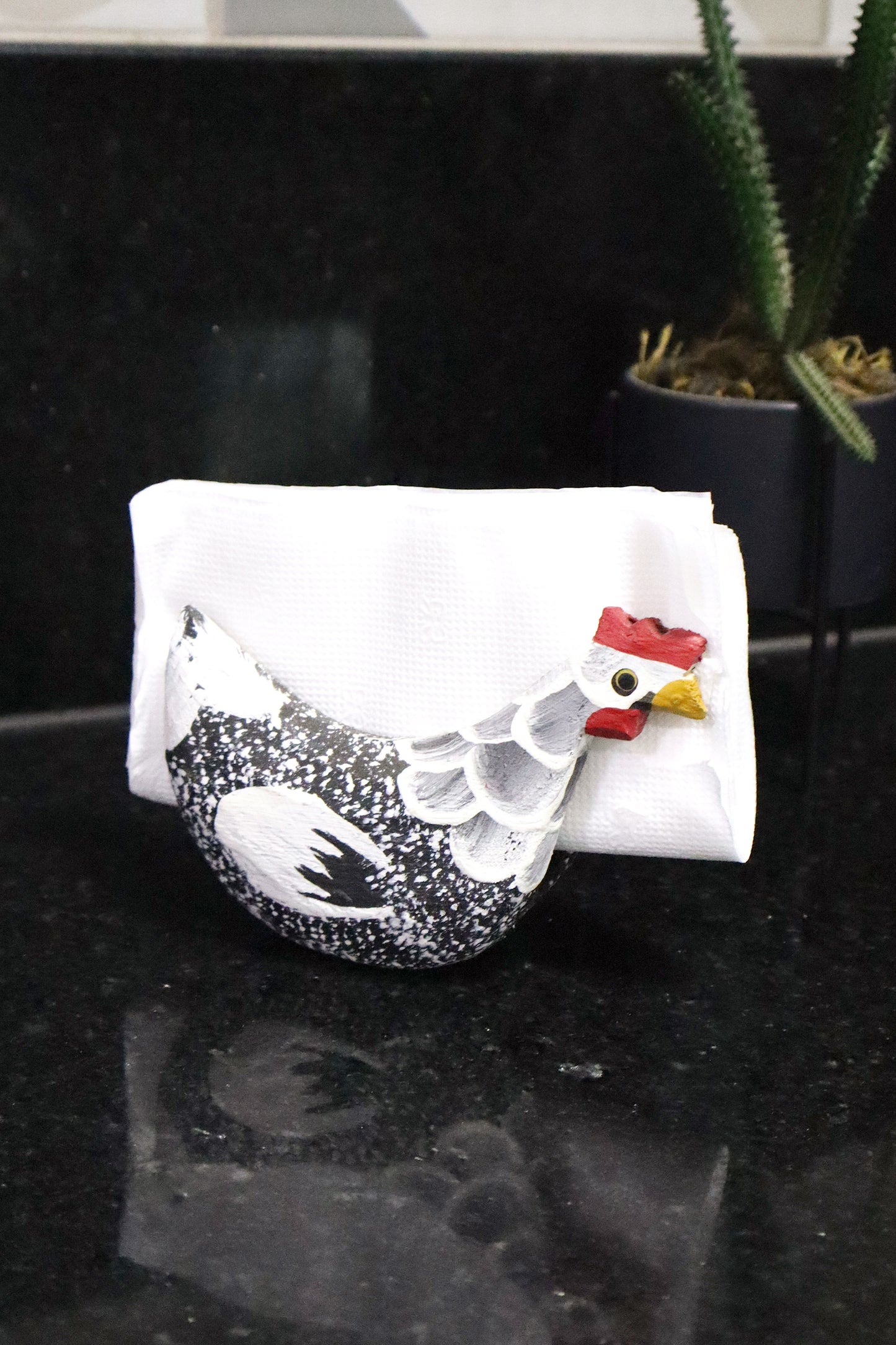 Porta Guardanapo Galinha Preta e Branca em Madeira
