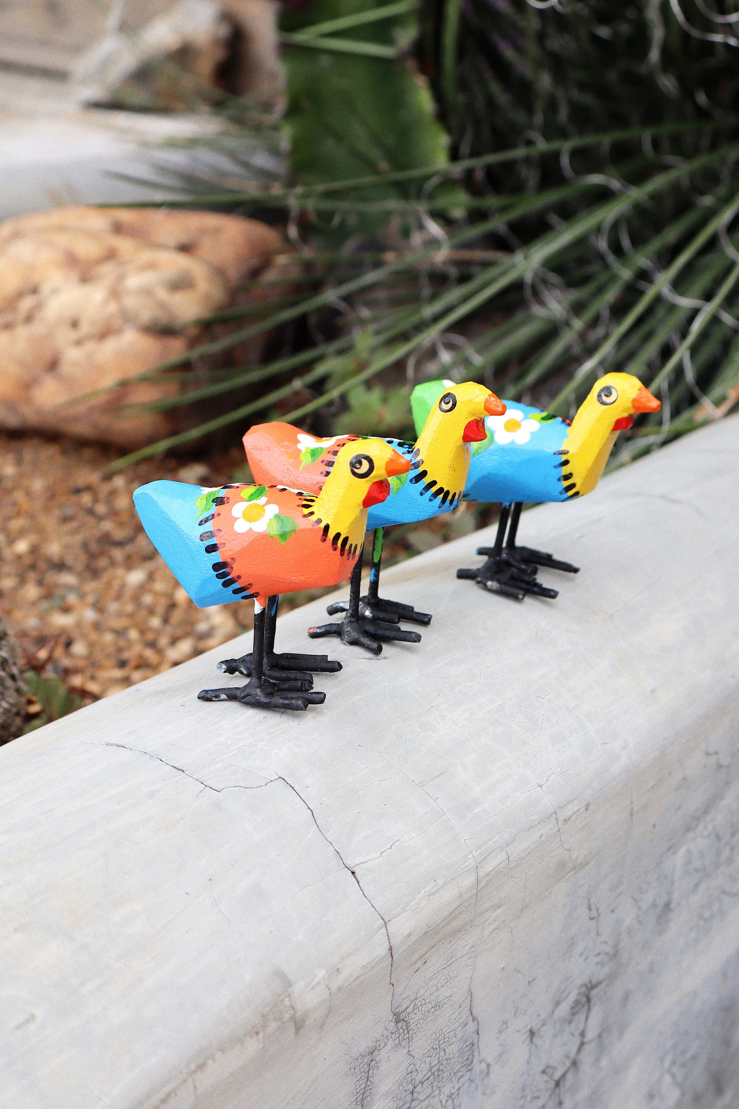 Trio Galinha Patchwork Artesanal Em Madeira e Pé Ferro P