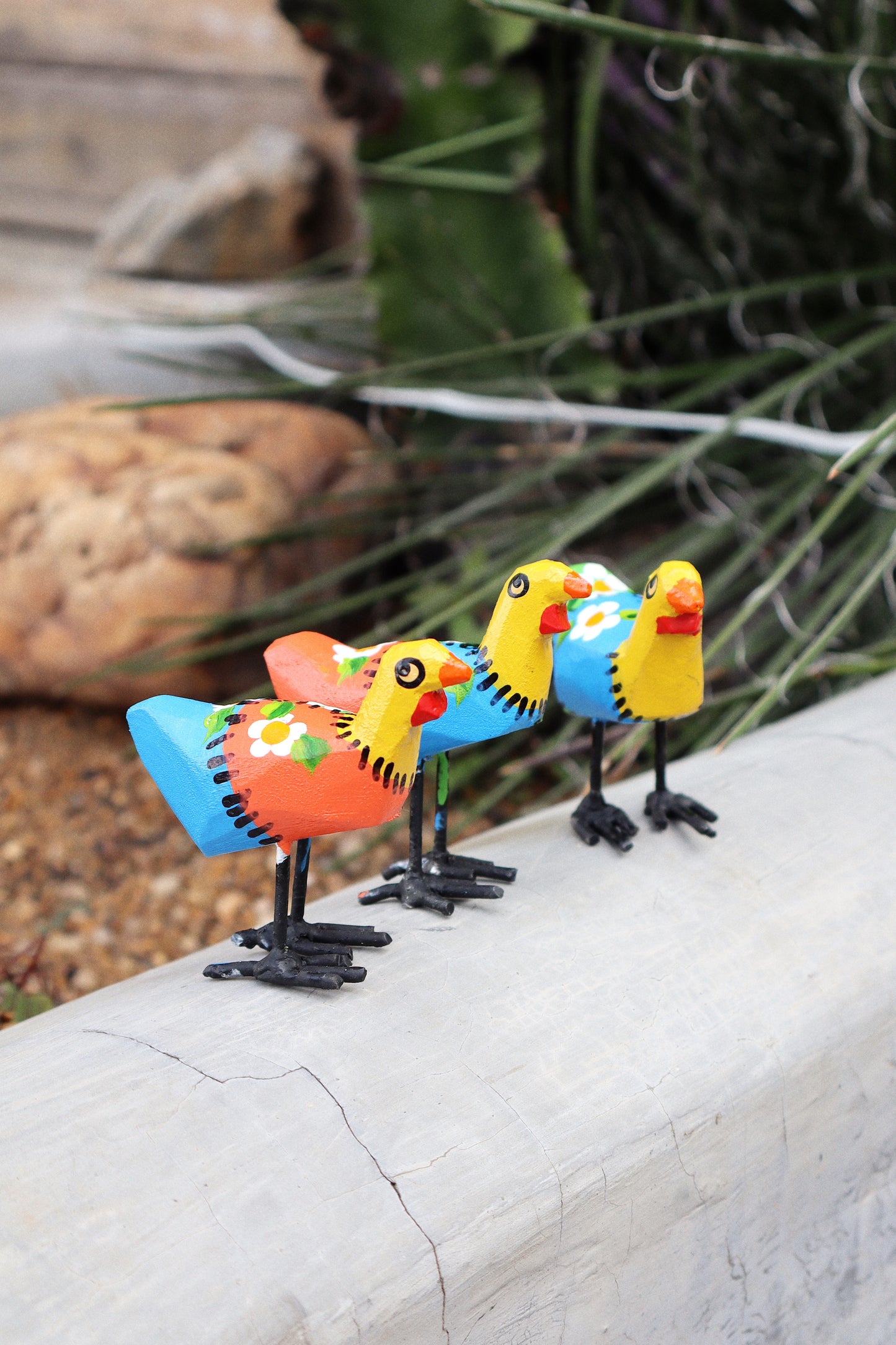 Trio Galinha Patchwork Artesanal Em Madeira e Pé Ferro P