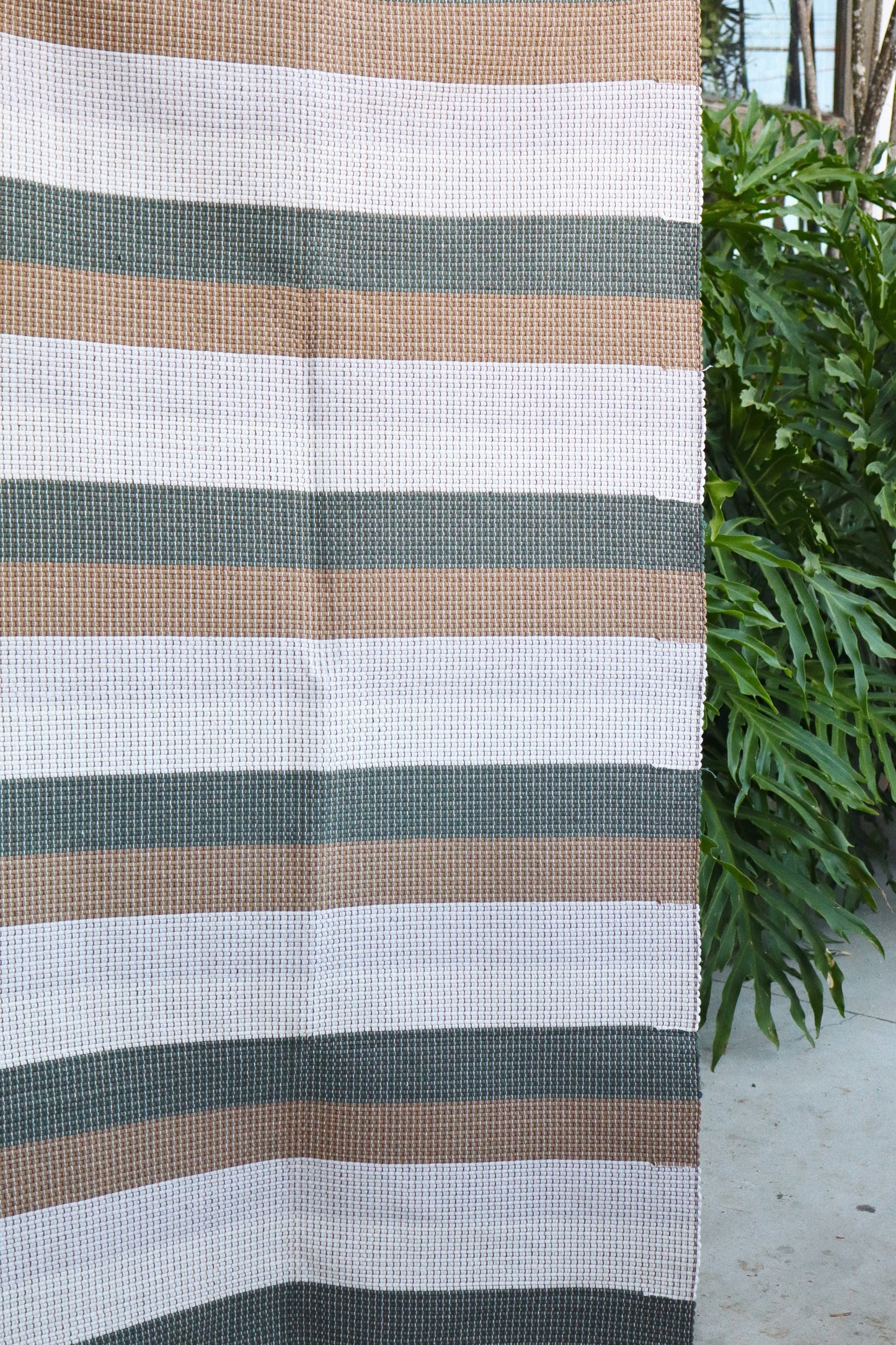 Tapete Médio Linha Listrado Verde e Marrom 0,90x1,50m