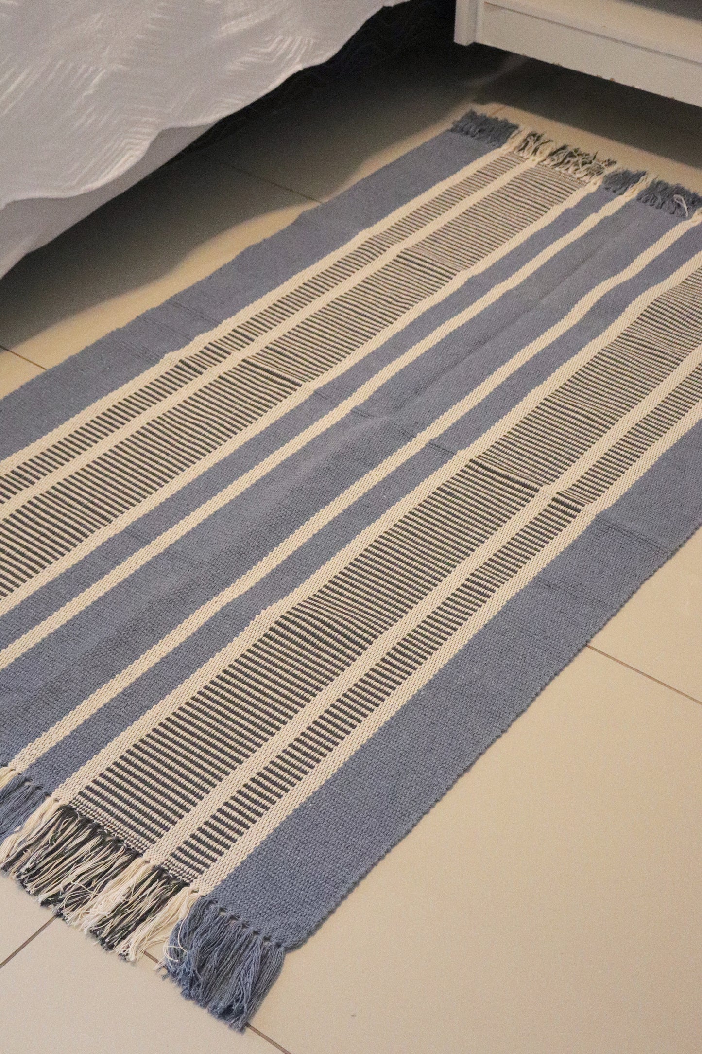 Tapete Médio Linha Cinza Listras com Franja 0,80x1,50m
