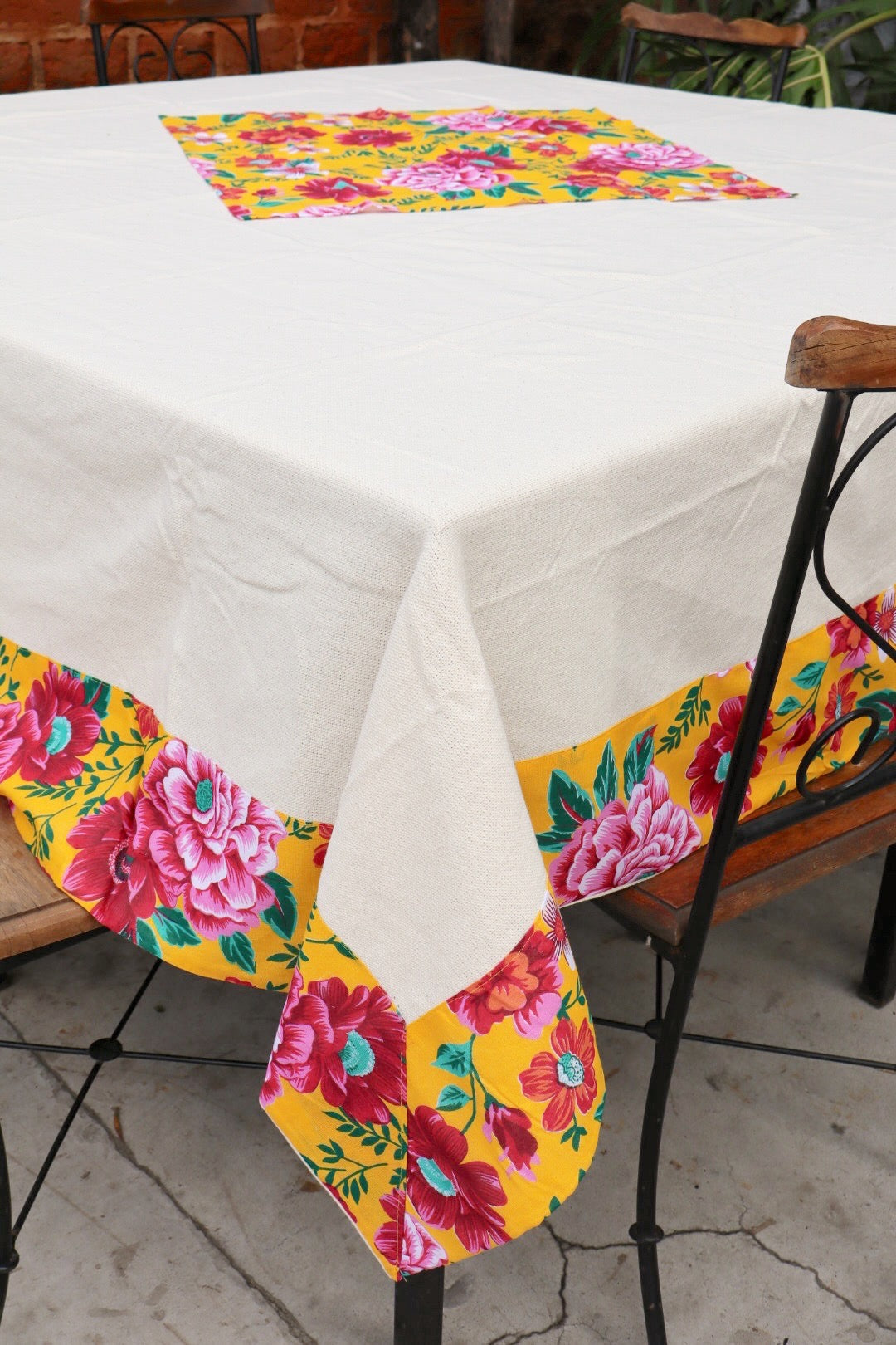 Toalha de Mesa Quadrada Com Barra em Chita Amarela Mesa 8 Lugares 2,40x2,40m