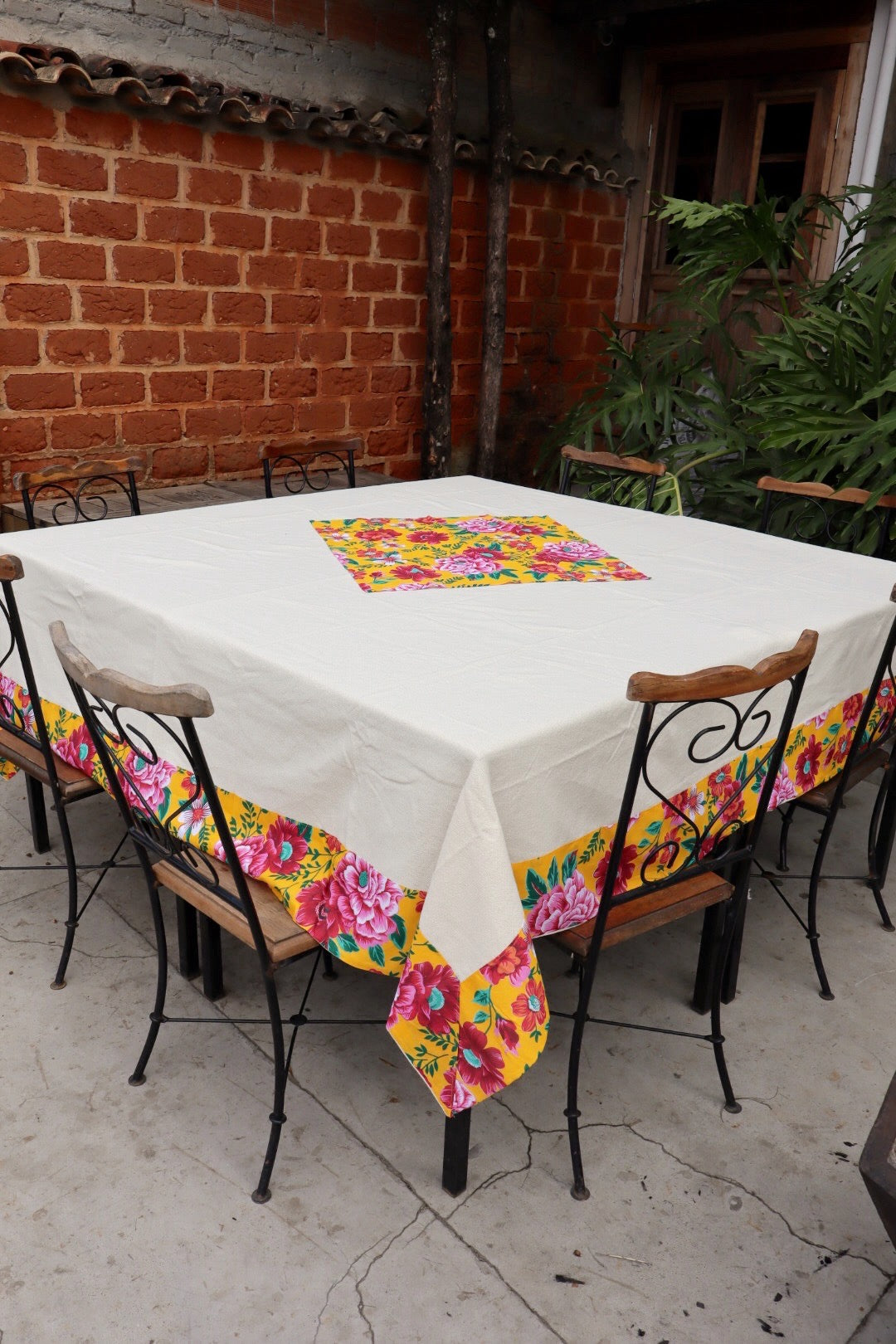 Toalha de Mesa Quadrada Com Barra em Chita Amarela Mesa 8 Lugares 2,40x2,40m