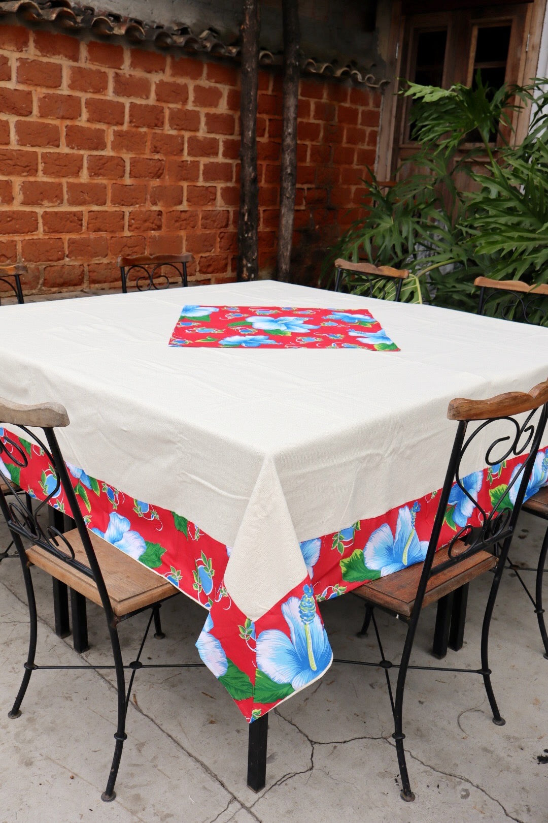 Toalha de Mesa Quadrada Com Barra em Chita Vermelha Mesa 8 Lugares 2,40x2,40m