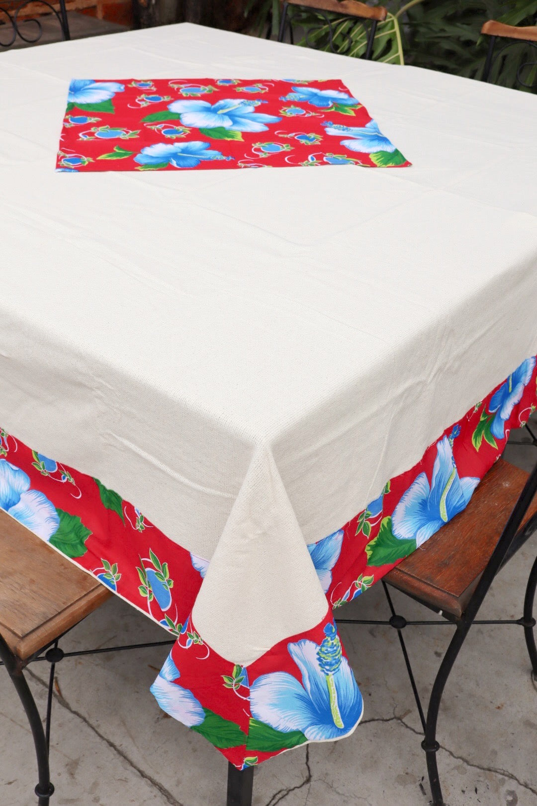 Toalha de Mesa Quadrada Com Barra em Chita Vermelha Mesa 8 Lugares 2,40x2,40m