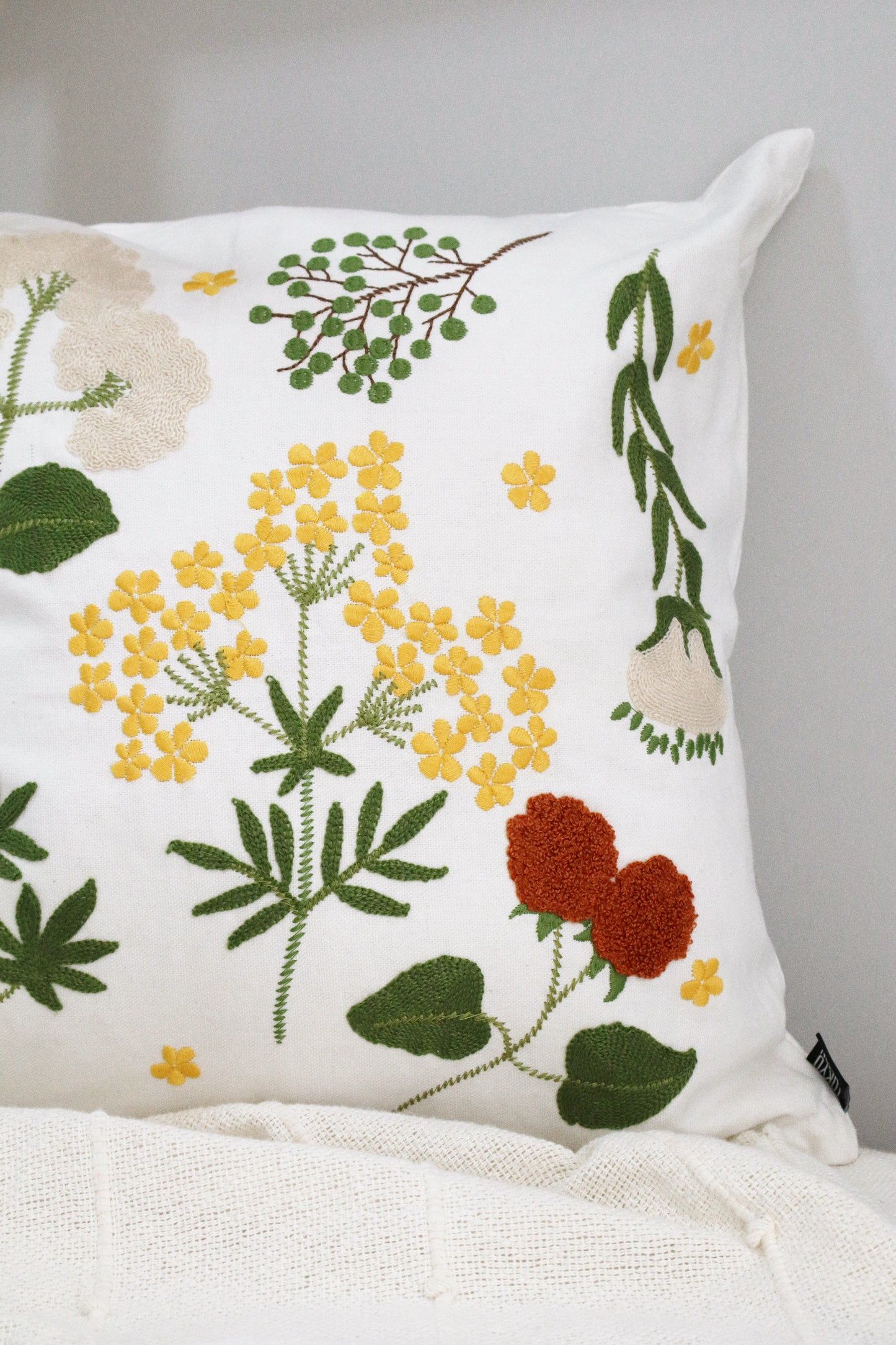 Capa de Almofada Bordada em Linho 45x45 OUT Flores Amarelas
