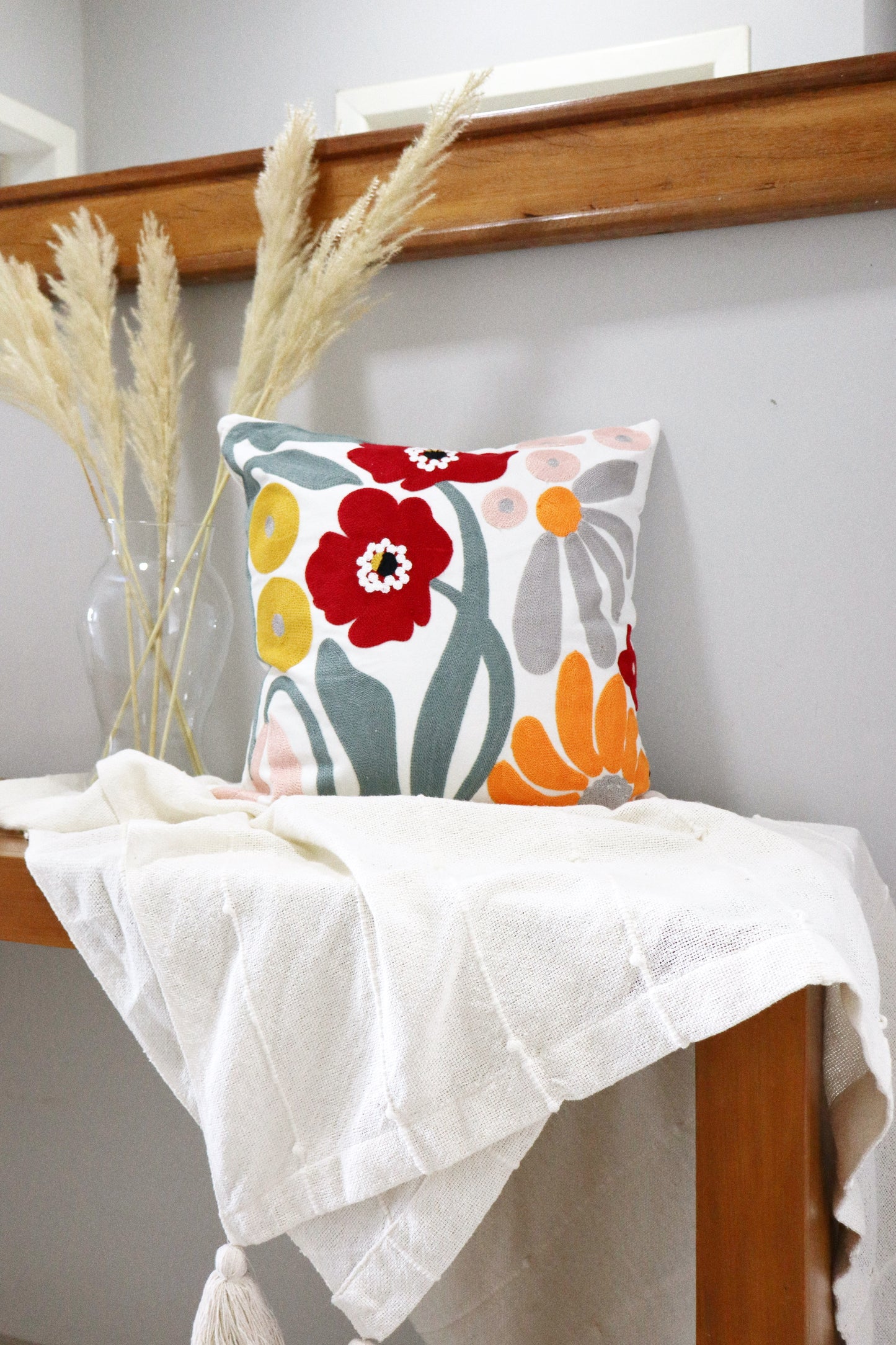 Capa de Almofada Bordada em Linho 45x45 OUT Laranja e Vermelha