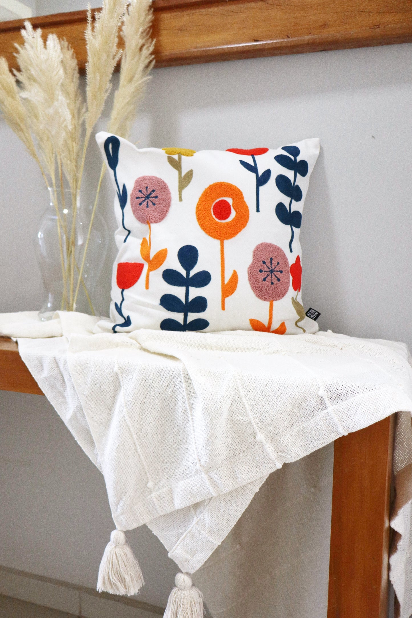 Capa de Almofada Bordada em Linho 45x45 OUT Laranja e Azul