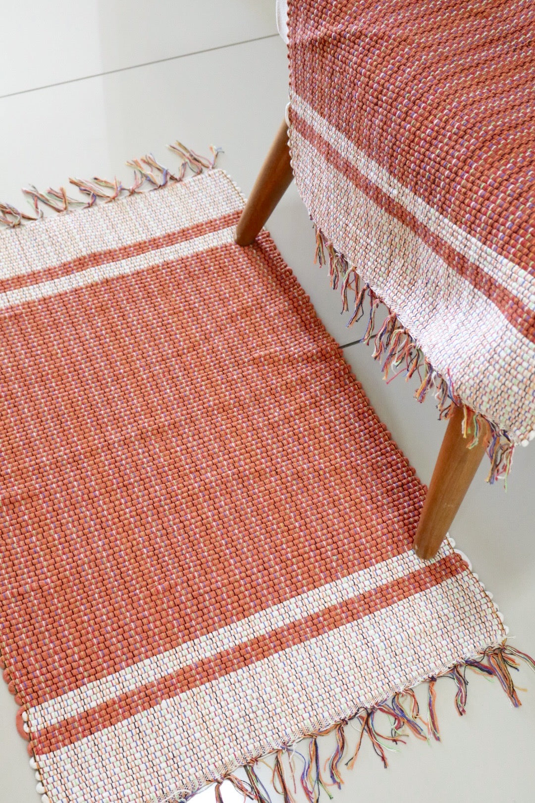 Par de Tapete de Malha Moldura Terracota