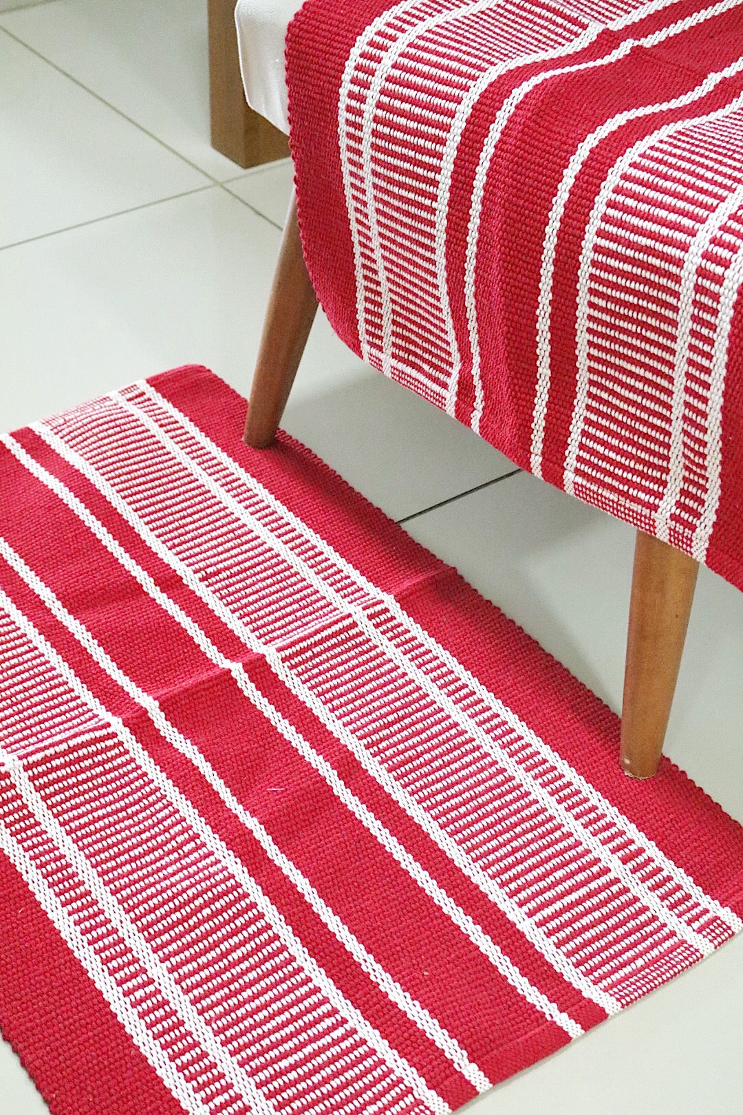 Tapete em Linha Listrado Vermelho 48x78cm