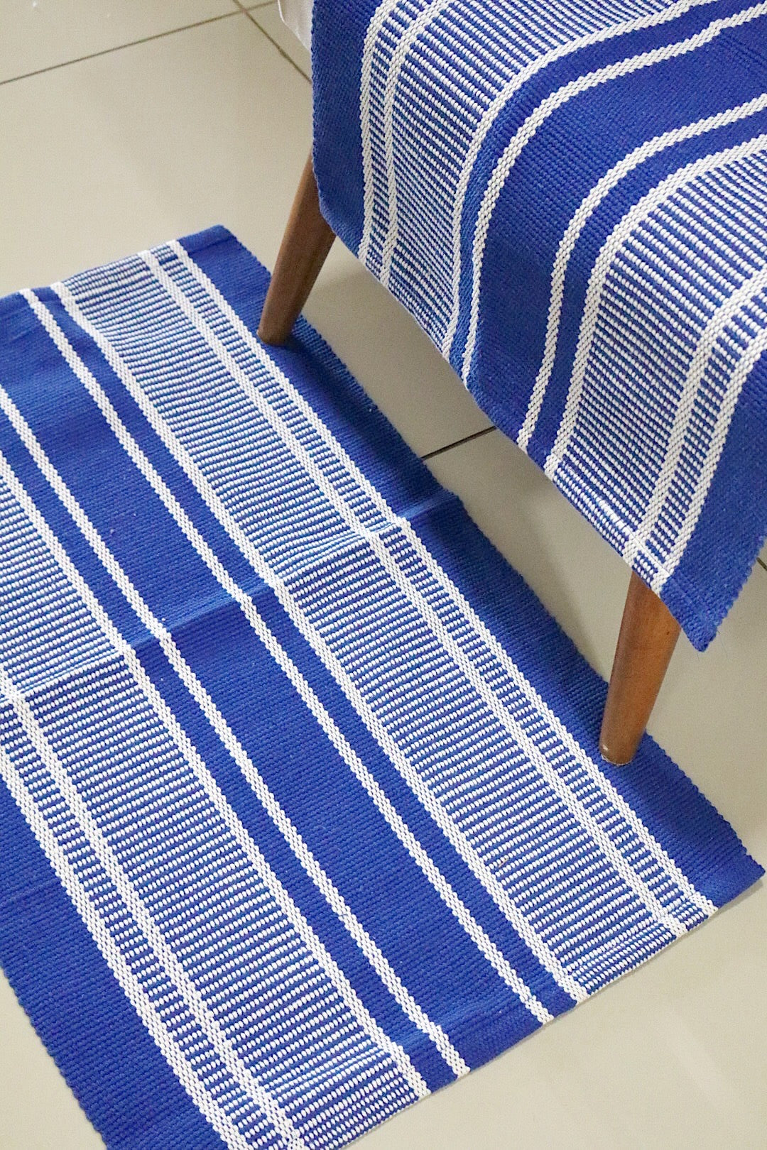 Tapete em Linha Listrado Azul Caneta 48x78cm