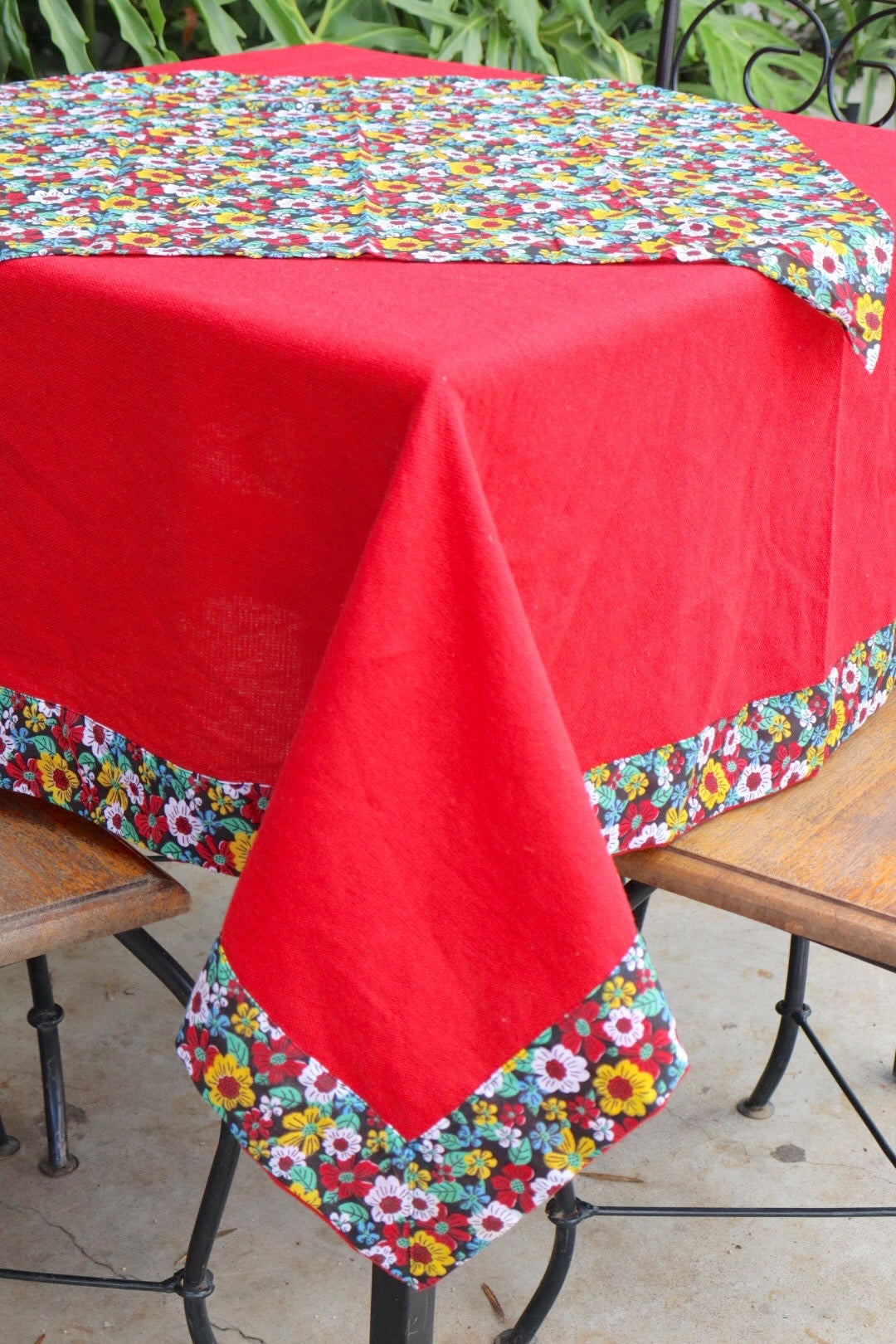 Toalha de Mesa com Barra de Chita Vermelha Florzinhas com Composê 1,5mx1,5m