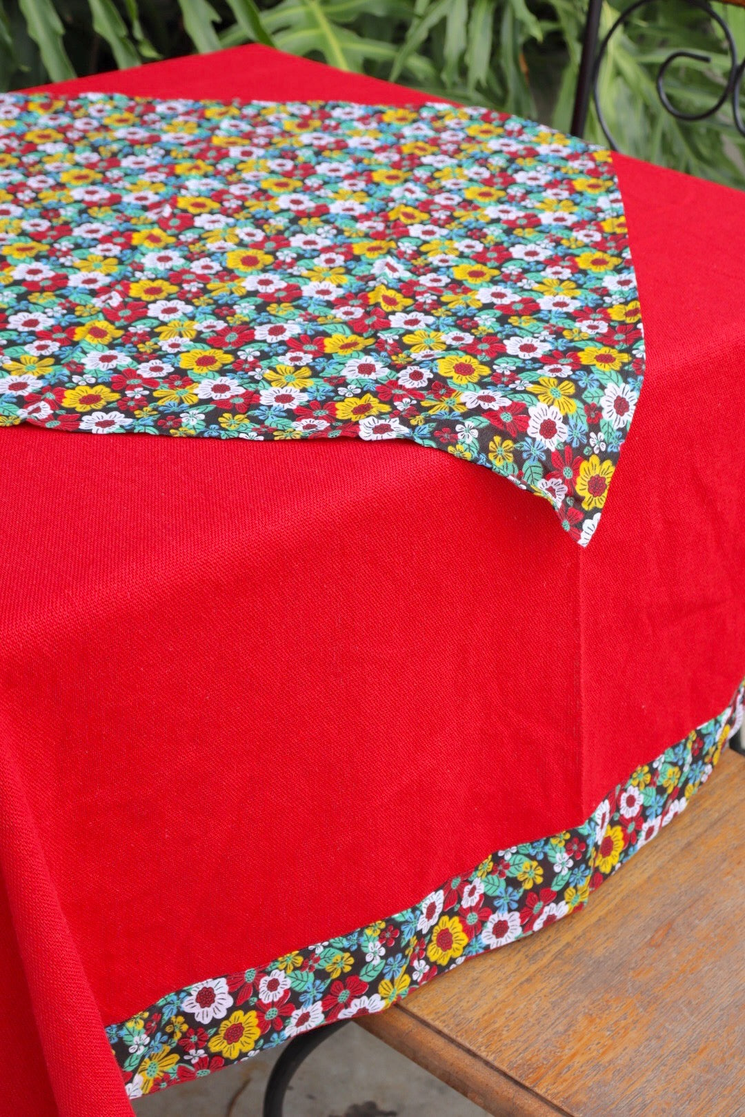 Toalha de Mesa com Barra de Chita Vermelha Florzinhas com Composê 1,10x1,10m