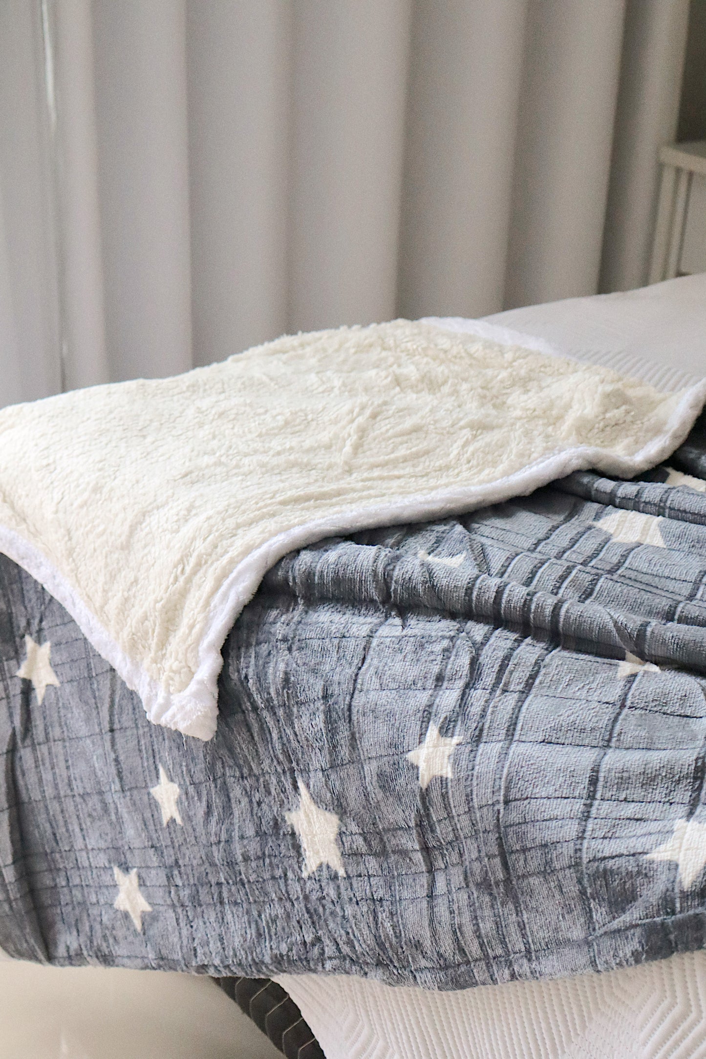 Manta Microfibra Sherpa Pelo Carneiro Estrelas Cinza