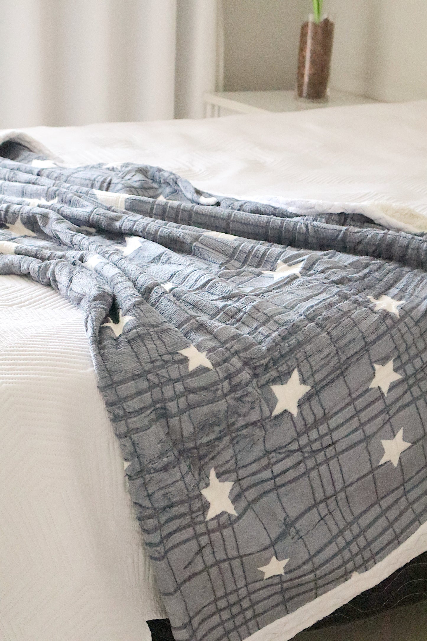 Manta Microfibra Sherpa Pelo Carneiro Estrelas Cinza