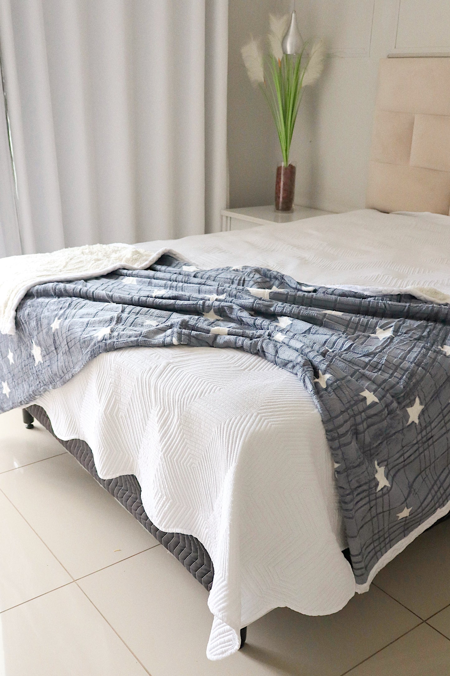 Manta Microfibra Sherpa Pelo Carneiro Estrelas Cinza