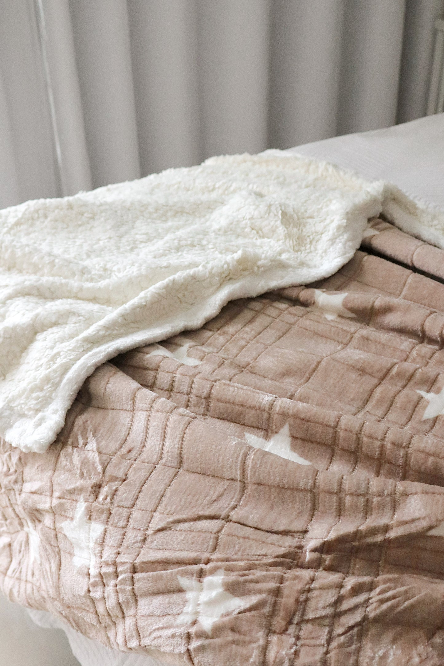 Manta Microfibra Sherpa Pelo Carneiro Estrelas Bege