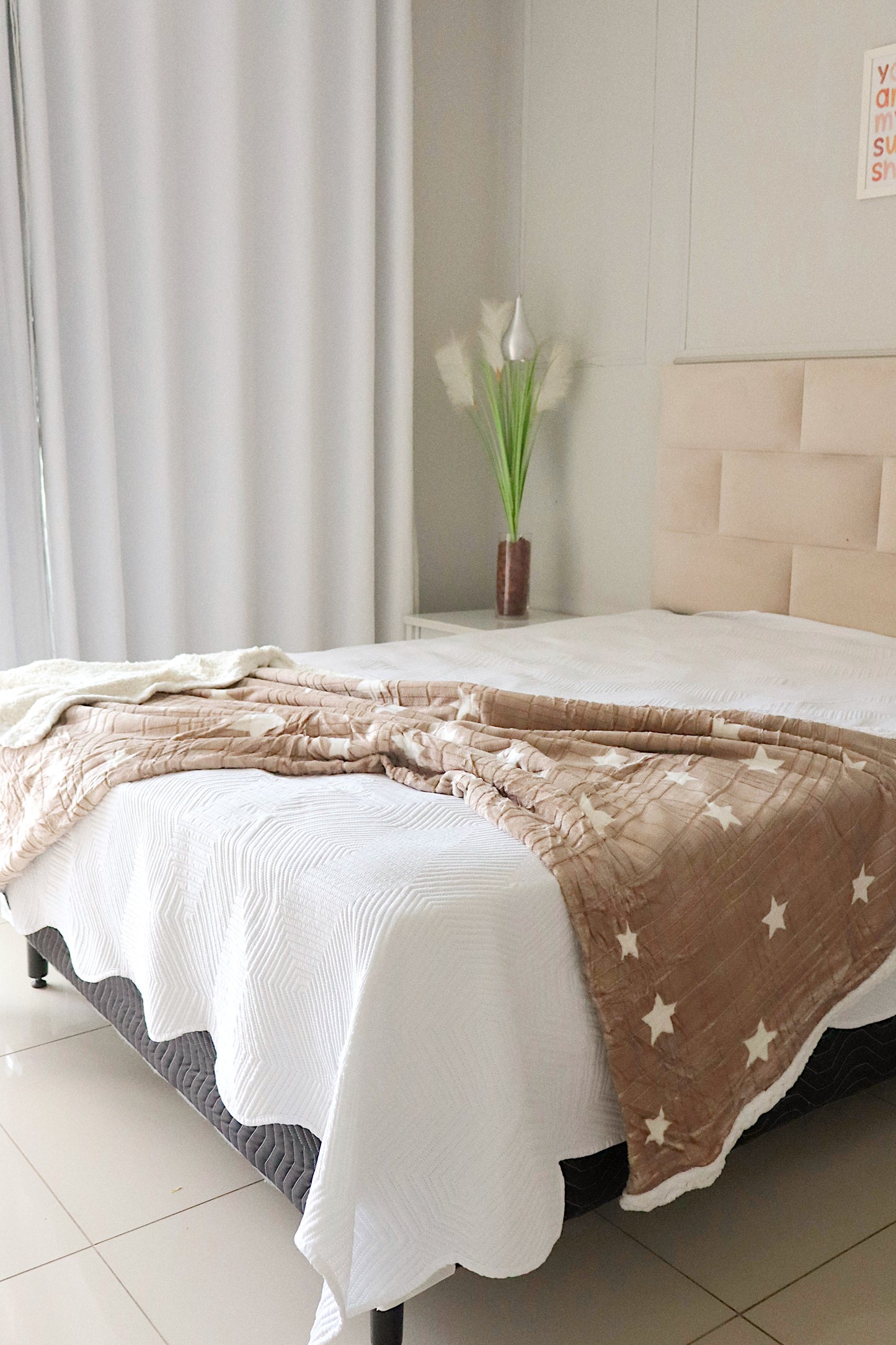 Manta Microfibra Sherpa Pelo Carneiro Estrelas Bege