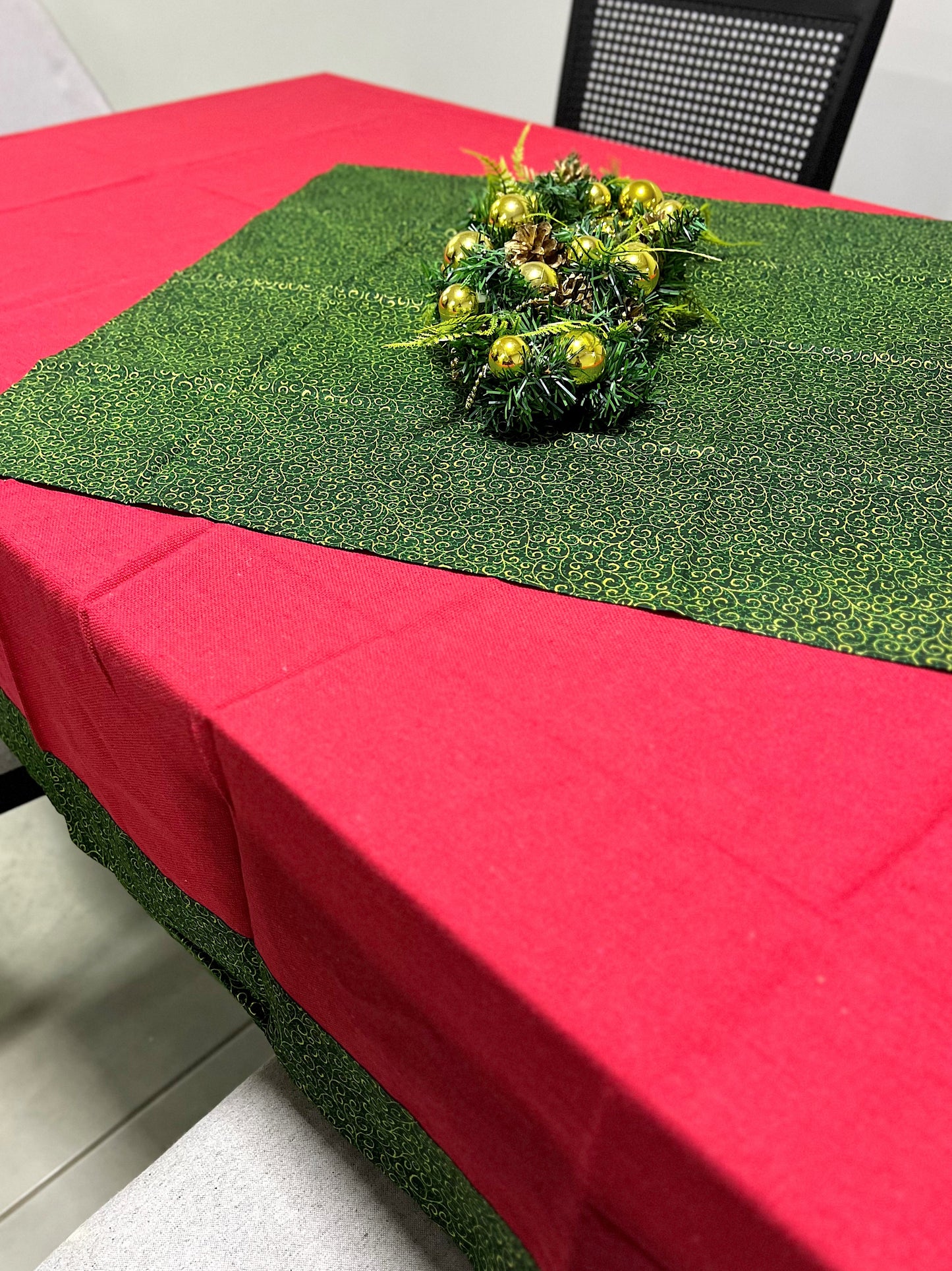 Toalha de Mesa com Barra Natal Geométrico Verde 1,4mx2,2m + Composê