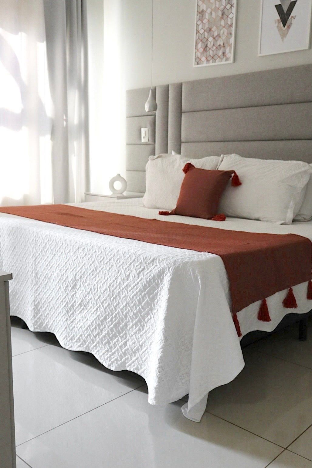 Capa de Almofada Boho com Pompom Terracota 45x45