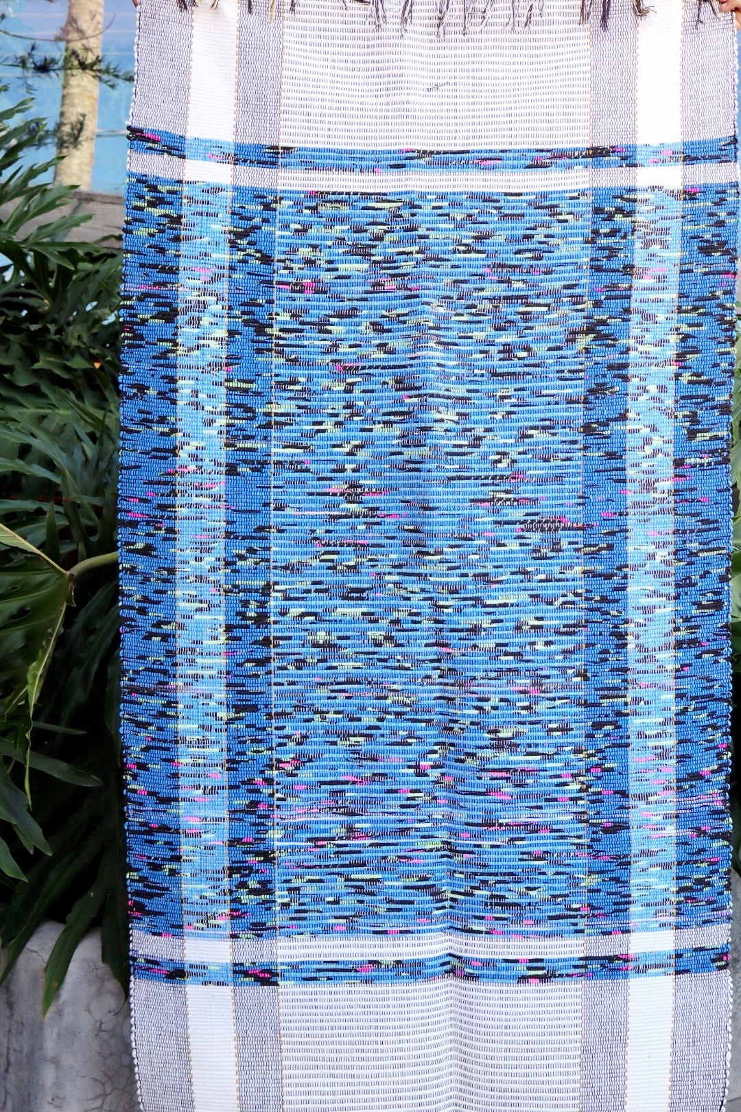 Tapete Médio em Malha Moldura Azul Mesclado